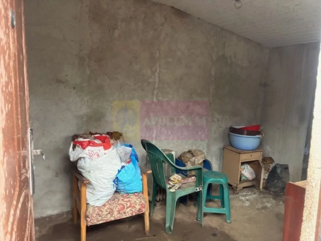 Teren cu casa demolabila din paianta Sos Alexandriei- Luk Oil. - Compania imobiliara Apulum 94 va propune o casa parter din paianta, cu un teren total de 208 mp, situata in zona Sos Alexendriei- in apropiere de benzinaria Luk Oil. .
Imobilul este la aproximativ 300 metri de Soseaua principala, pe o strada asfaltata, cu vecini civilizati.
Casa are 3 incaperi, un hol si anexe pe tern. 
Pe teren sunt trase apa, curent, canalul iar gazele trec prin fata portii. 
Casa este libera si se poate preda imediat. 
Pentru mai multe detalii si vizionare nu ezitati sa ma contactati pe nr. 0733683446- Laura Ionescu.