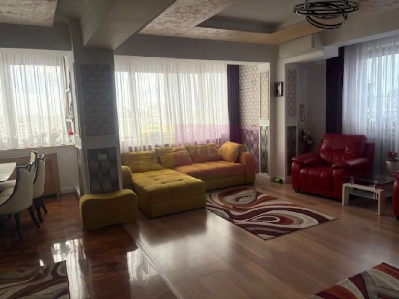 APARTAMENT PENTHOUSE TITAN CU INTIMITATEA SI CONFORTUL UNEI CASE! - Compania imobiliara Apulum94 va propune spre vanzare un pethouse in zona Titan- Baba Novac, in apropiere de Parcul Ior.
Proprietatea se afla la ultimul etaj- etajul 11 si este o oaza de liniste in mijlocul orasului, ce te deconecteaza de la zgomotul orasului.
Apartamentul dispune de lift ce urca direct in apartament, cu acordul proprietarului.
Imobilul este dat in folosinta in 2008 si este de beton si caramida , izolat pe exterior, cu pereti grosi si foarte solid.
Compartimentarea interioara este foarte bine gandita, si anume unul din dormitoare este cu baie, fiind folosit ca o garsoniera separata. Restul apartamentului are camere foarte generoase si anume un dormitor de 27 mp, un altul de 20 mp, iar livingul cu bucataria au 44 mp impreuna.
Finisajele sunt la un nivel ridicat, cu parchet din lemn masiv, vopsea stucco, 4 aparate de aer conditionat, tevile catre calorifere trec prin pardoseala, 2 centrale termice.
Proprietatea dispune de o terasa superba de 300 mp, care inconjoara tot apartamentul. Aceasta terasa este impartita si anume: o parte este acoperita folosita ca o terasa cu TV ,zona pentru gratar , o alta parte acoperita unde este o sauna si un spatiu destinat animalelor de companie, o zona cu sezlonguri plaja, o zona cu o anexa pentru depozitare, zona ce vegetatie si o zona deschisa pentru relaxare.
Proprietatea se vinde mobilata si utilata in totalitate.
Apartamentul are in proprietate si o boxa de 25 mp la subsol si un garaj subteran.
Zona este foarte usor accesibila, langa parc, piata, hypermarket, metrou.
DACA DORITI SA LOCUITI INTR-UN APARTAMENT IN BUCURETI SI SA AVETI INTIMITATEA UNEI CASE, NU EZITATI SA MA CONTACTATI PE NR 0733683446- LAURA IONESCU.