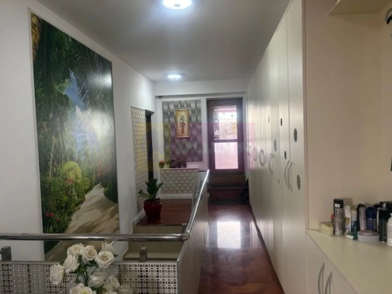APARTAMENT PENTHOUSE TITAN CU INTIMITATEA SI CONFORTUL UNEI CASE! - Compania imobiliara Apulum94 va propune spre vanzare un pethouse in zona Titan- Baba Novac, in apropiere de Parcul Ior.
Proprietatea se afla la ultimul etaj- etajul 11 si este o oaza de liniste in mijlocul orasului, ce te deconecteaza de la zgomotul orasului.
Apartamentul dispune de lift ce urca direct in apartament, cu acordul proprietarului.
Imobilul este dat in folosinta in 2008 si este de beton si caramida , izolat pe exterior, cu pereti grosi si foarte solid.
Compartimentarea interioara este foarte bine gandita, si anume unul din dormitoare este cu baie, fiind folosit ca o garsoniera separata. Restul apartamentului are camere foarte generoase si anume un dormitor de 27 mp, un altul de 20 mp, iar livingul cu bucataria au 44 mp impreuna.
Finisajele sunt la un nivel ridicat, cu parchet din lemn masiv, vopsea stucco, 4 aparate de aer conditionat, tevile catre calorifere trec prin pardoseala, 2 centrale termice.
Proprietatea dispune de o terasa superba de 300 mp, care inconjoara tot apartamentul. Aceasta terasa este impartita si anume: o parte este acoperita folosita ca o terasa cu TV ,zona pentru gratar , o alta parte acoperita unde este o sauna si un spatiu destinat animalelor de companie, o zona cu sezlonguri plaja, o zona cu o anexa pentru depozitare, zona ce vegetatie si o zona deschisa pentru relaxare.
Proprietatea se vinde mobilata si utilata in totalitate.
Apartamentul are in proprietate si o boxa de 25 mp la subsol si un garaj subteran.
Zona este foarte usor accesibila, langa parc, piata, hypermarket, metrou.
DACA DORITI SA LOCUITI INTR-UN APARTAMENT IN BUCURETI SI SA AVETI INTIMITATEA UNEI CASE, NU EZITATI SA MA CONTACTATI PE NR 0733683446- LAURA IONESCU.