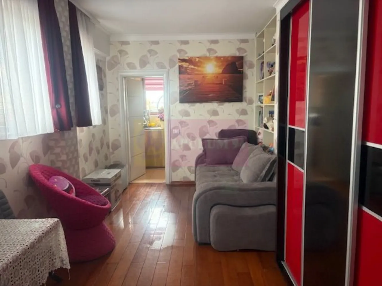 APARTAMENT PENTHOUSE TITAN CU INTIMITATEA SI CONFORTUL UNEI CASE! - Compania imobiliara Apulum94 va propune spre vanzare un pethouse in zona Titan- Baba Novac, in apropiere de Parcul Ior.
Proprietatea se afla la ultimul etaj- etajul 11 si este o oaza de liniste in mijlocul orasului, ce te deconecteaza de la zgomotul orasului.
Apartamentul dispune de lift ce urca direct in apartament, cu acordul proprietarului.
Imobilul este dat in folosinta in 2008 si este de beton si caramida , izolat pe exterior, cu pereti grosi si foarte solid.
Compartimentarea interioara este foarte bine gandita, si anume unul din dormitoare este cu baie, fiind folosit ca o garsoniera separata. Restul apartamentului are camere foarte generoase si anume un dormitor de 27 mp, un altul de 20 mp, iar livingul cu bucataria au 44 mp impreuna.
Finisajele sunt la un nivel ridicat, cu parchet din lemn masiv, vopsea stucco, 4 aparate de aer conditionat, tevile catre calorifere trec prin pardoseala, 2 centrale termice.
Proprietatea dispune de o terasa superba de 300 mp, care inconjoara tot apartamentul. Aceasta terasa este impartita si anume: o parte este acoperita folosita ca o terasa cu TV ,zona pentru gratar , o alta parte acoperita unde este o sauna si un spatiu destinat animalelor de companie, o zona cu sezlonguri plaja, o zona cu o anexa pentru depozitare, zona ce vegetatie si o zona deschisa pentru relaxare.
Proprietatea se vinde mobilata si utilata in totalitate.
Apartamentul are in proprietate si o boxa de 25 mp la subsol si un garaj subteran.
Zona este foarte usor accesibila, langa parc, piata, hypermarket, metrou.
DACA DORITI SA LOCUITI INTR-UN APARTAMENT IN BUCURETI SI SA AVETI INTIMITATEA UNEI CASE, NU EZITATI SA MA CONTACTATI PE NR 0733683446- LAURA IONESCU.