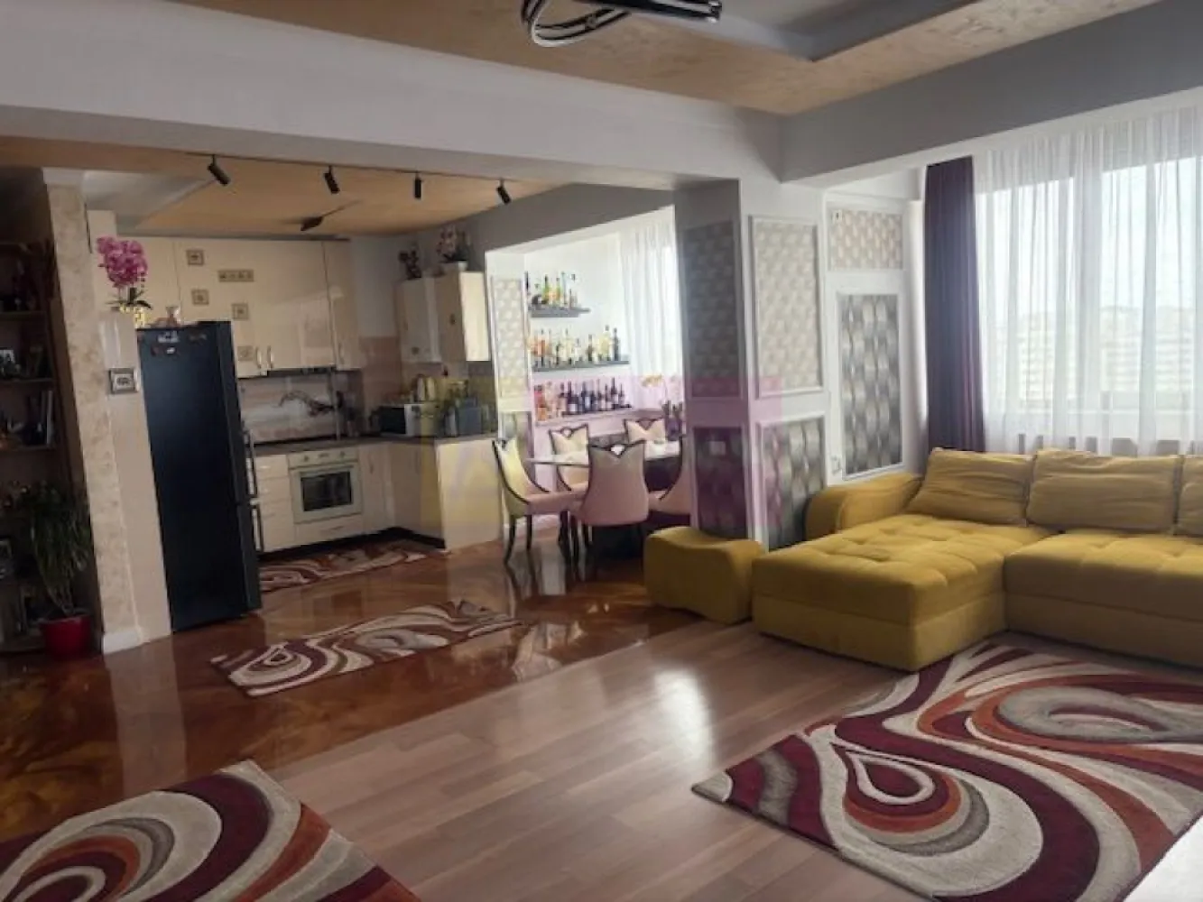 APARTAMENT PENTHOUSE TITAN CU INTIMITATEA SI CONFORTUL UNEI CASE! - Compania imobiliara Apulum94 va propune spre vanzare un pethouse in zona Titan- Baba Novac, in apropiere de Parcul Ior.
Proprietatea se afla la ultimul etaj- etajul 11 si este o oaza de liniste in mijlocul orasului, ce te deconecteaza de la zgomotul orasului.
Apartamentul dispune de lift ce urca direct in apartament, cu acordul proprietarului.
Imobilul este dat in folosinta in 2008 si este de beton si caramida , izolat pe exterior, cu pereti grosi si foarte solid.
Compartimentarea interioara este foarte bine gandita, si anume unul din dormitoare este cu baie, fiind folosit ca o garsoniera separata. Restul apartamentului are camere foarte generoase si anume un dormitor de 27 mp, un altul de 20 mp, iar livingul cu bucataria au 44 mp impreuna.
Finisajele sunt la un nivel ridicat, cu parchet din lemn masiv, vopsea stucco, 4 aparate de aer conditionat, tevile catre calorifere trec prin pardoseala, 2 centrale termice.
Proprietatea dispune de o terasa superba de 300 mp, care inconjoara tot apartamentul. Aceasta terasa este impartita si anume: o parte este acoperita folosita ca o terasa cu TV ,zona pentru gratar , o alta parte acoperita unde este o sauna si un spatiu destinat animalelor de companie, o zona cu sezlonguri plaja, o zona cu o anexa pentru depozitare, zona ce vegetatie si o zona deschisa pentru relaxare.
Proprietatea se vinde mobilata si utilata in totalitate.
Apartamentul are in proprietate si o boxa de 25 mp la subsol si un garaj subteran.
Zona este foarte usor accesibila, langa parc, piata, hypermarket, metrou.
DACA DORITI SA LOCUITI INTR-UN APARTAMENT IN BUCURETI SI SA AVETI INTIMITATEA UNEI CASE, NU EZITATI SA MA CONTACTATI PE NR 0733683446- LAURA IONESCU.