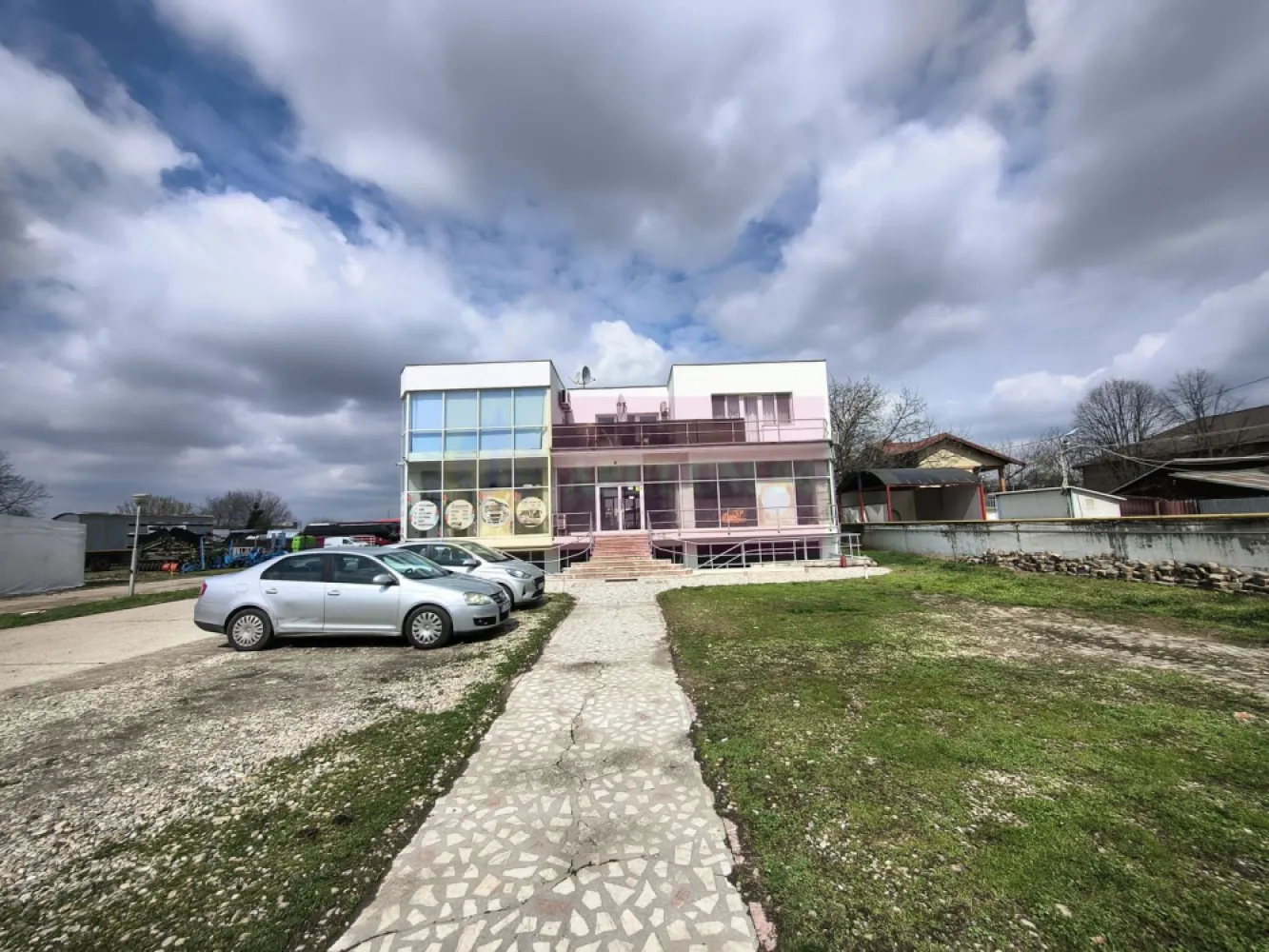 Spațiu Alexandriei pretabil orice tip de activitate - Vă oferim posibilitatea de a închiria o locație premium situată pe Șoseaua Alexandriei, ieșirea din București spre Bragadiru, pe partea dreaptă, între Carrefour Alexandriei și Penitenciarul Rahova, cu acces direct din Șoseaua Alexandriei, posibilitate de parcare și posibilitate închiriere deasemenea și spații de depozitare. Spațiul are o suprafață de peste 238mp și beneficiază de acces pe o scară din marmură dar și de acces secundar prin spate. Locația are o înălțime de peste 3 ml și este racordată la toate utilitățile, încălzirea este asigurată de o centrală termică. Se pretează pentru orice tip de activitate onestă (proprietarul nu agreează ideea de a închiria pentru sală de jocuri sau cazino) care nu tulbură buna folosire a celorlalte nivele care sunt deja închiriate integral sau parțial. Spațiul este activul unei societăți comerciale și pentru a închiria acest spațiu se va achita chiria pe o lună de zile, o garanție de bună păstrare a imobilului egală cu chiria unei luni și evident TVA-ul aferent plus cheltuielile generate de utilități. Pentru mai multe detalii și programarea de vizionări nu ezitați să mă contactați, Daniel, Apulum94. La vizionare se semneză contract de vizionare și comisionul practicat de agenție este de 50% din chiria aferentă unei luni. Vă așteptăm cu drag la noua dumneavoastră locație!