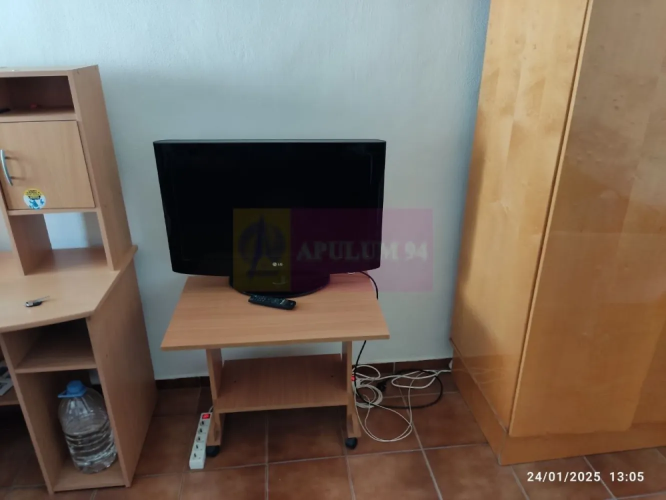 Garsoniera Vitan- zona Auchan. - Compania imobiliara Apulum 94 va propune spre vanzare o garsoniera situata in zona Calea Vitan- in apropoere de Auchan.
Este situata intr-un bloc de garsoniere si are vedere spate, ceea ce confera mai multa liniste. 
Interiorul este semirenovat, cu gresie, faianta, termopan.
Pentru vizionare si alte detalii nu ezitati sa ma contactati e nr 0733683446- Laura Ionescu.