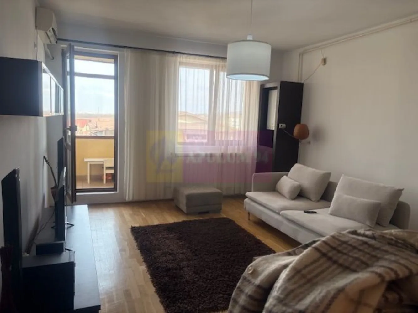 Apartament 2 camere Cartierul Latin- Prelungirea Ghencea. - Compania imobiliara Apulum 94 va propune un apartament de 2 camere situat in Cartierul Latin, intr-un imobil construit in 2008, la etajul 5/6.
Apartamentul are bucataria deschisa cu livingul, are un dormitor de 15 mp si un balcon generos de 8 mp. 
Este finisat in totalitate, cu gresie, faianta, parchet, termopan, balcon inchis in termopan, centrala termica. 
Apartamentul este liber si se poate preda imediat. 
Benficiaza si de un loc de parcare inchiriat. 
Pentru vizionare si mai multe detalii nu ezitati sa ma contactati pe nr 0733683446- Laura Ionescu.
