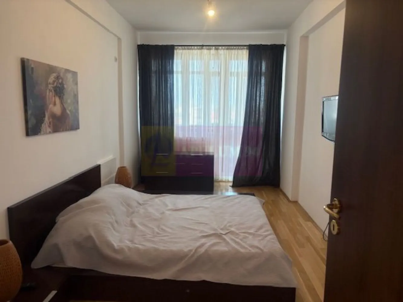 Apartament 2 camere Cartierul Latin- Prelungirea Ghencea. - Compania imobiliara Apulum 94 va propune un apartament de 2 camere situat in Cartierul Latin, intr-un imobil construit in 2008, la etajul 5/6.
Apartamentul are bucataria deschisa cu livingul, are un dormitor de 15 mp si un balcon generos de 8 mp. 
Este finisat in totalitate, cu gresie, faianta, parchet, termopan, balcon inchis in termopan, centrala termica. 
Apartamentul este liber si se poate preda imediat. 
Benficiaza si de un loc de parcare inchiriat. 
Pentru vizionare si mai multe detalii nu ezitati sa ma contactati pe nr 0733683446- Laura Ionescu.
