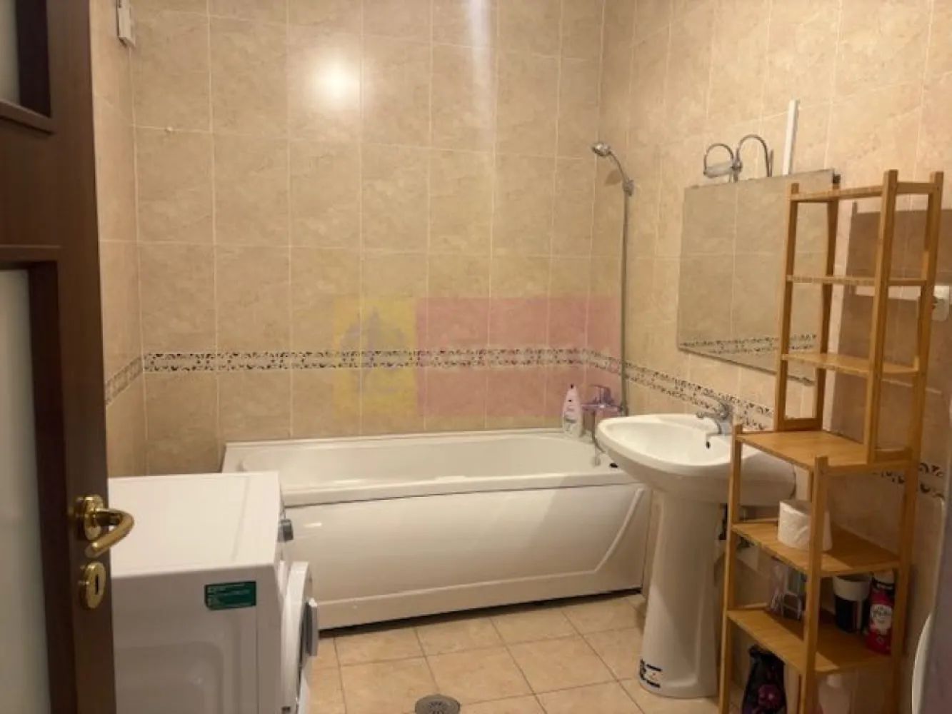 Apartament 2 camere Cartierul Latin- Prelungirea Ghencea. - Compania imobiliara Apulum 94 va propune un apartament de 2 camere situat in Cartierul Latin, intr-un imobil construit in 2008, la etajul 5/6.
Apartamentul are bucataria deschisa cu livingul, are un dormitor de 15 mp si un balcon generos de 8 mp. 
Este finisat in totalitate, cu gresie, faianta, parchet, termopan, balcon inchis in termopan, centrala termica. 
Apartamentul este liber si se poate preda imediat. 
Benficiaza si de un loc de parcare inchiriat. 
Pentru vizionare si mai multe detalii nu ezitati sa ma contactati pe nr 0733683446- Laura Ionescu.