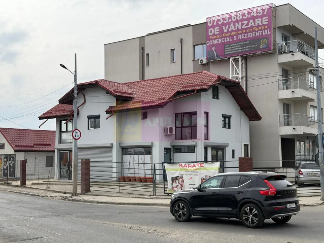 Investiția perfectă - Imobil gata închiriat pretabil orice activitate - Se vinde un imobil pretabil la orice tip de activitate - comercial, birouri sau locuit. Apulum94 vă oferă în exclusivitate posibilitatea de a cumpăra un imobil care se amortizează din chirii în mai puțin de 12 ani la nivelul chiriilor actuale (neluând în calcul creșterile aferente și liniare ale pieței odată la 5-10 ani). Imobilul beneficiază de o poziție excelentă, fiind la baza Pasajului Theodor Pallady, la incidența Sectorului 3 cu intrarea în cartierul Cățelu pe Strada Uzinei la numărul 33 ( la giratoriul dintre Bulevardul Theodor Pallady și Strada Uzinei). Frontul stradal este generos, avem peste 40 ml expunere., poziția de colț. Suprafața totală a terenului este de 370mp, teren pe care sunt edificate două contrucții, ambele racordate la toate utilitățile. Avem astfel construcția principală reprezentând un imobil P+1+Pod mansardat cu o amprentă de 97mp și o suprafață utilă de peste 150 mp și o construcție secundară doar parter cu o suprafață de 23mp. Construcția secundară este închiriată integral la o chirie lunară de 500 de euro iar din construcția principală s-a închiriat doar parterul la o chirie de 1100 de euro, etajul și podul fiind libere și putându-se închiria la o chirie de peste 700 euro/lună. Datorită poziției REPER la locație se află și un EasyBox de la care se ia o chirie lunară de 100 euro/lună. Total chirie încasată în acest moment este 1700 euro/lună, total chirie care se poate lua cu închirierea etajului clădirii principale în jur de 2500 de euro/lună. Imobilul evident poate fi achiziționat și pentru uz propriu atât pentru locuit cât și pentru a desfășura o afacere. Construcția este solidă, pe cadre de beton armat și permite recompartimentări interioare cu respectarea normelor de siguranță evident, frontul stradal și poziția de excepție fac acest imobil să fie un reper în peisajul bucureștean și acum aveți posibilitatea de a-l achiziționa. Valoarea imobilului se apreciază constant în timp ce imobilul produce din chirii, este tipul de activ imobiliar care se amortizeză singur.Pentru mai multe detalii și programarea de vizionări nu ezitați să mă conatactați, Daniel, Apulum94. Facilităm și achiziționarea prin credit ipotecar prin intermediul partenerilor, agenția imobiliară percepe un comision de 3% din prețul de tranzacționare și la vizionare se semnează contract de prestări servicii.