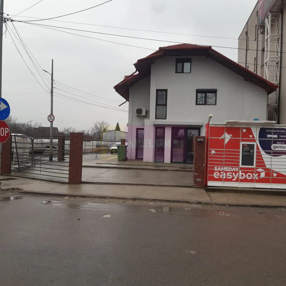 Investiția perfectă - Imobil gata închiriat pretabil orice activitate - Se vinde un imobil pretabil la orice tip de activitate - comercial, birouri sau locuit. Apulum94 vă oferă în exclusivitate posibilitatea de a cumpăra un imobil care se amortizează din chirii în mai puțin de 12 ani la nivelul chiriilor actuale (neluând în calcul creșterile aferente și liniare ale pieței odată la 5-10 ani). Imobilul beneficiază de o poziție excelentă, fiind la baza Pasajului Theodor Pallady, la incidența Sectorului 3 cu intrarea în cartierul Cățelu pe Strada Uzinei la numărul 33 ( la giratoriul dintre Bulevardul Theodor Pallady și Strada Uzinei). Frontul stradal este generos, avem peste 40 ml expunere., poziția de colț. Suprafața totală a terenului este de 370mp, teren pe care sunt edificate două contrucții, ambele racordate la toate utilitățile. Avem astfel construcția principală reprezentând un imobil P+1+Pod mansardat cu o amprentă de 97mp și o suprafață utilă de peste 150 mp și o construcție secundară doar parter cu o suprafață de 23mp. Construcția secundară este închiriată integral la o chirie lunară de 500 de euro iar din construcția principală s-a închiriat doar parterul la o chirie de 1100 de euro, etajul și podul fiind libere și putându-se închiria la o chirie de peste 700 euro/lună. Datorită poziției REPER la locație se află și un EasyBox de la care se ia o chirie lunară de 100 euro/lună. Total chirie încasată în acest moment este 1700 euro/lună, total chirie care se poate lua cu închirierea etajului clădirii principale în jur de 2500 de euro/lună. Imobilul evident poate fi achiziționat și pentru uz propriu atât pentru locuit cât și pentru a desfășura o afacere. Construcția este solidă, pe cadre de beton armat și permite recompartimentări interioare cu respectarea normelor de siguranță evident, frontul stradal și poziția de excepție fac acest imobil să fie un reper în peisajul bucureștean și acum aveți posibilitatea de a-l achiziționa. Valoarea imobilului se apreciază constant în timp ce imobilul produce din chirii, este tipul de activ imobiliar care se amortizeză singur.Pentru mai multe detalii și programarea de vizionări nu ezitați să mă conatactați, Daniel, Apulum94. Facilităm și achiziționarea prin credit ipotecar prin intermediul partenerilor, agenția imobiliară percepe un comision de 3% din prețul de tranzacționare și la vizionare se semnează contract de prestări servicii.