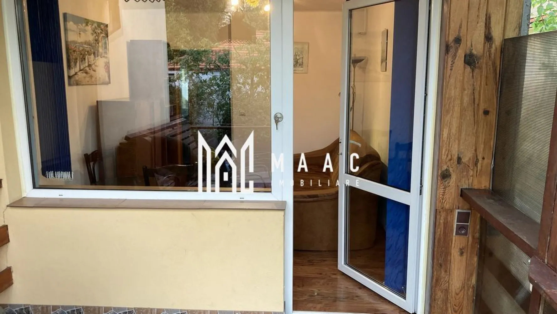 Apartament la Casă | 50 mp | Ultracentral | - MAAC Imobiliare vă propune spre închiriere un apartament la casă, cu două camere, ultra-central (zona Noica-Politie). Suprafata imobilului este de 50mp, fiind așezat pe două etaje: - Etaj 1: 2 camere de 10mp fiecare, baie și terasă. - Etaj 2: Mansarda și chicineta. Apartamentul este bine izolat și beneficiaza de centrala proprie. Accesul se realizează printr-o curte comună. Pet-friendly! Pentru mai multe detalii vă rugăm să precizați telefonic că este vorba despre apartamentul cu ID: CP2824302 . }}