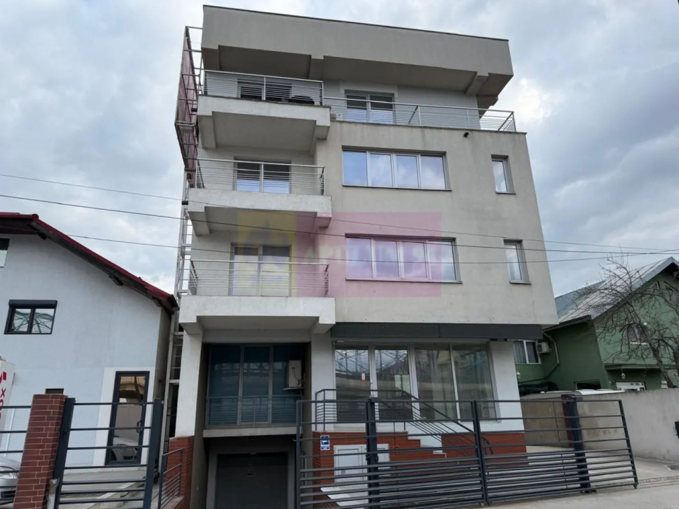 Pretabil școală privată,after school,grădiniță privată sau birouri - Avem un bloc de închiriat cu o poziție de excepție, chiar lângă pasajul Theodor Pallady, cu acces facil spre zona comercială Theodor Pallady (Ikea, Jumbo, Carrefour, Leroy Merlin și altele), spre A2, spre DNCB (Centura București) și spre cartierul/satul Cățelu din localitatea Glina. Blocul este construit în 2007-2008 și are o structură solidă pe cadre de beton armat. Compartimentarea este în mare parte pe structură ușoară la parter și etajul 3 iar la etajele 1 și 2 avem open-space. Se închiriază Parterul, Etajul 1, Etajul 2, Etajul 3 iar Terasa este Bonus. Demisolul este ocupat. Suprafața utilă pe fiecare nivel este de peste 140 mp. Imobilul se pretează pentru orice tip de activitate, parterul dispune de o vitrină generoasă și se pretează pentru activități comerciale, dar se poate folosi și pentru activități de birou sau activități lucrative, imobilul beneficiind de racord la curent trifazat. Se agreează și închirierea pe termen lung pentru activități de tip educațional de tip școală privată, grădiniță sau after-school, locația fiind tranzitată de părinții care în drum spre și de la job îi pot lăsa pe cei mici la acest imobil. Nu se percepe TVA, se dorește în schimb seriozitate și plata chiriei la termenul stabilit. Pentru mai multe informații și programarea de vizionări nu ezitați să mă contactați, Daniel, Apulum94. Comisionul agenției este de 50% din chiria aferentă unei luni. La vizionare se semnează formularul agenției.