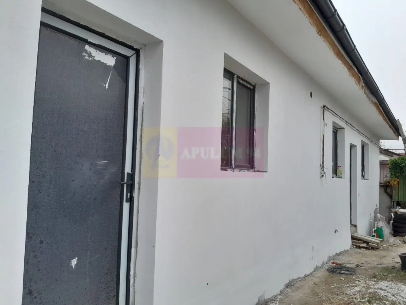 VANZARE CASA 3 CAM IN GIULESTI - Compania Imobiliara Apulum94 are deosebita placere sa va aduca in atentie casa cu 2 camere de vanzare in cartier Giulesti, pe str. Drumul la Rosu, nr. 15; 
Casa este construita pe 1 nivel insa exista autorizatie pentru P+M . Cateva specificatii tehnice generale/dotari:

- structura de rezistenta: stalpi beton armat, planseu beton armat
- zidarie exterioara si compartimentari interioare: caramida tip Porotherm 
- geamuri termopan profil PVC, 
- termoizolare cu polistiren 10 cm + tencuiala decorativa 
- obiecte sanitare 
 -usa acces metalica

Sunt disponibile si 2 locuri de parcare in curte 

Mentionez ca pretul casei este usor negociabil 

Pentru detalii suplimentare, ma puteti contacta la 0.7.3.3.6.8.3.4.5.6.
 
Agent imobiliar: Aurelian Popescu 
Apulum94 - Un partener de cursa lunga!