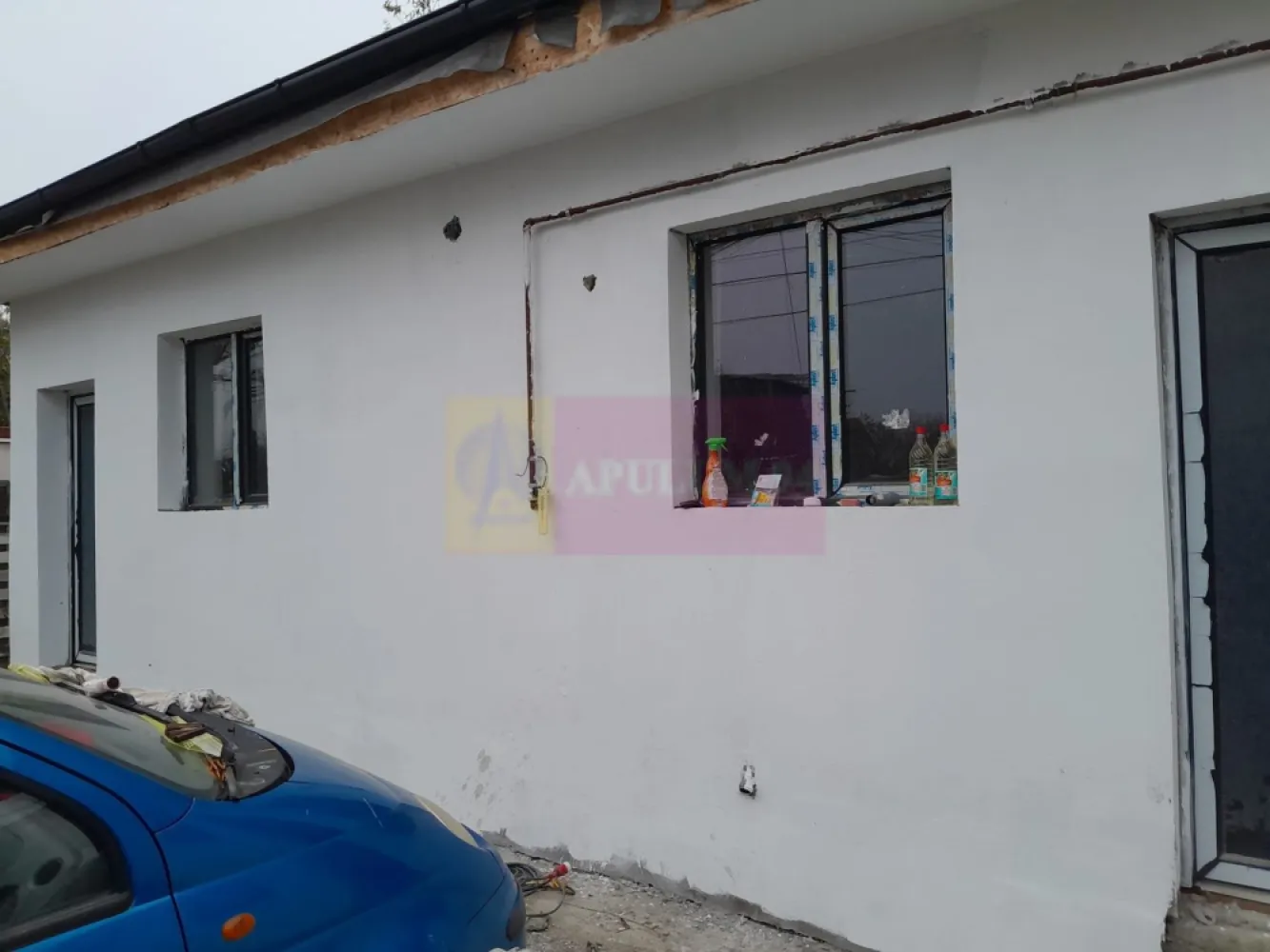 VANZARE CASA 3 CAM IN GIULESTI - Compania Imobiliara Apulum94 are deosebita placere sa va aduca in atentie casa cu 2 camere de vanzare in cartier Giulesti, pe str. Drumul la Rosu, nr. 15; 
Casa este construita pe 1 nivel insa exista autorizatie pentru P+M . Cateva specificatii tehnice generale/dotari:

- structura de rezistenta: stalpi beton armat, planseu beton armat
- zidarie exterioara si compartimentari interioare: caramida tip Porotherm 
- geamuri termopan profil PVC, 
- termoizolare cu polistiren 10 cm + tencuiala decorativa 
- obiecte sanitare 
 -usa acces metalica

Sunt disponibile si 2 locuri de parcare in curte 

Mentionez ca pretul casei este usor negociabil 

Pentru detalii suplimentare, ma puteti contacta la 0.7.3.3.6.8.3.4.5.6.
 
Agent imobiliar: Aurelian Popescu 
Apulum94 - Un partener de cursa lunga!