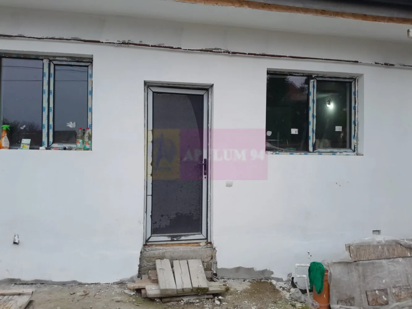 VANZARE CASA 3 CAM IN GIULESTI - Compania Imobiliara Apulum94 are deosebita placere sa va aduca in atentie casa cu 2 camere de vanzare in cartier Giulesti, pe str. Drumul la Rosu, nr. 15; 
Casa este construita pe 1 nivel insa exista autorizatie pentru P+M . Cateva specificatii tehnice generale/dotari:

- structura de rezistenta: stalpi beton armat, planseu beton armat
- zidarie exterioara si compartimentari interioare: caramida tip Porotherm 
- geamuri termopan profil PVC, 
- termoizolare cu polistiren 10 cm + tencuiala decorativa 
- obiecte sanitare 
 -usa acces metalica

Sunt disponibile si 2 locuri de parcare in curte 

Mentionez ca pretul casei este usor negociabil 

Pentru detalii suplimentare, ma puteti contacta la 0.7.3.3.6.8.3.4.5.6.
 
Agent imobiliar: Aurelian Popescu 
Apulum94 - Un partener de cursa lunga!