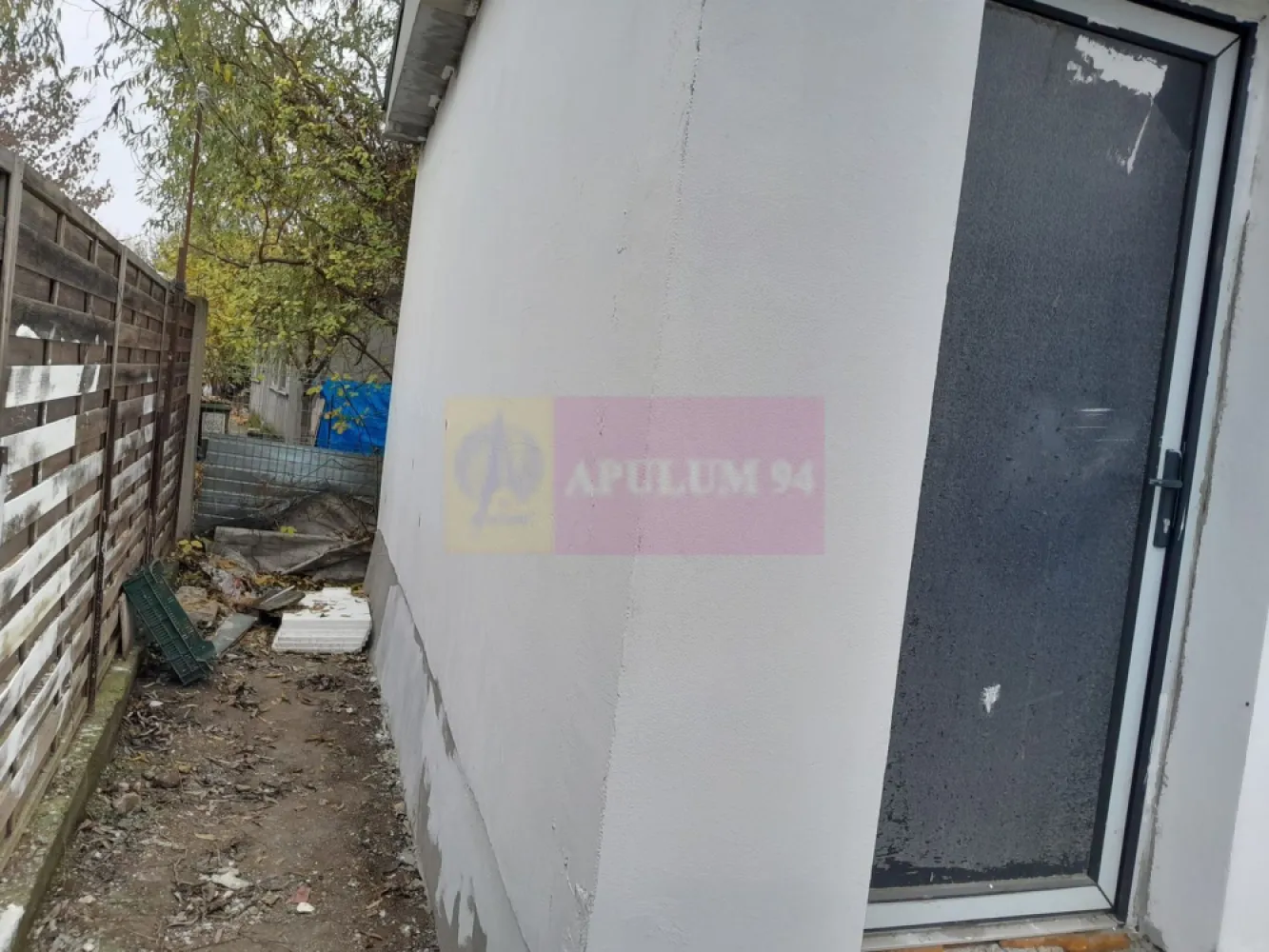 VANZARE CASA 3 CAM IN GIULESTI - Compania Imobiliara Apulum94 are deosebita placere sa va aduca in atentie casa cu 2 camere de vanzare in cartier Giulesti, pe str. Drumul la Rosu, nr. 15; 
Casa este construita pe 1 nivel insa exista autorizatie pentru P+M . Cateva specificatii tehnice generale/dotari:

- structura de rezistenta: stalpi beton armat, planseu beton armat
- zidarie exterioara si compartimentari interioare: caramida tip Porotherm 
- geamuri termopan profil PVC, 
- termoizolare cu polistiren 10 cm + tencuiala decorativa 
- obiecte sanitare 
 -usa acces metalica

Sunt disponibile si 2 locuri de parcare in curte 

Mentionez ca pretul casei este usor negociabil 

Pentru detalii suplimentare, ma puteti contacta la 0.7.3.3.6.8.3.4.5.6.
 
Agent imobiliar: Aurelian Popescu 
Apulum94 - Un partener de cursa lunga!