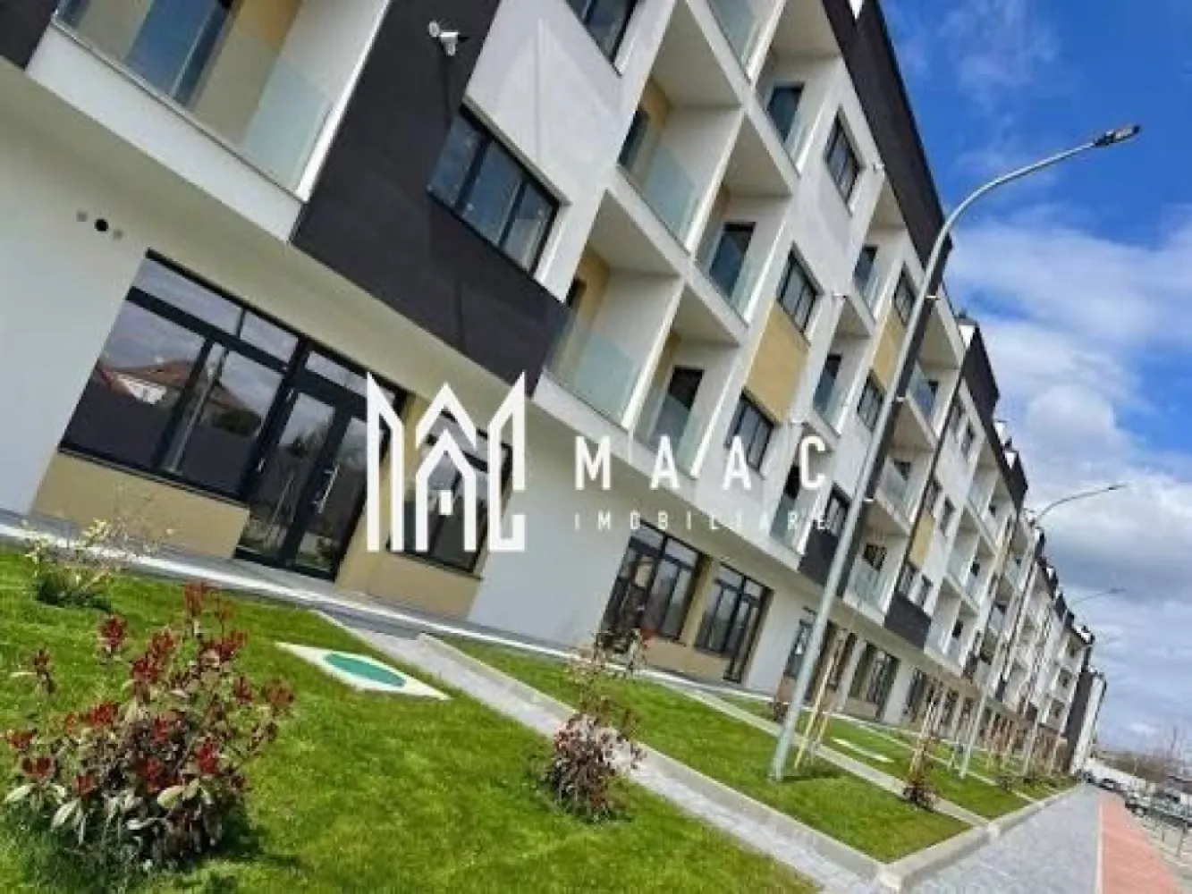 Apartament 2 camere | Turnisor | Parcare subterana | - MAAC Imobiliare vă propune spre vânzare un apartament cu 2 camere, decomandat, situat la etajul 3 al unui bloc modern, dotat cu lift, finalizat în anul 2023. Cu o suprafață utilă de 54 mp, la care se adaugă un balcon de 3 mp, apartamentul este bine compartimentat și se vinde complet mobilat și utilat, fiind gata pentru mutare imediată. Locul de parcare subteran este inclus în preț. Imobilul face parte dintr-o clădire nouă, cu finisaje moderne, ideal atât pentru locuință proprie, cât și pentru investiție. }}