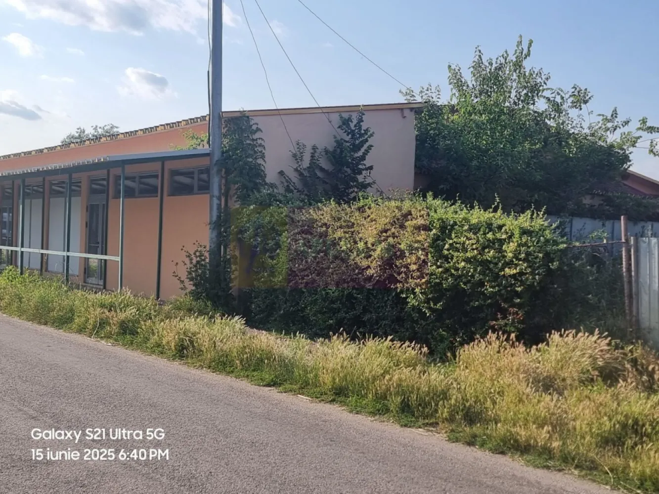 DE VANZARE CASA 10 CAM IN SAT TEISORI (JUD. GIURGIU) - Compania Imobiliara Apulum94 va propune spre vanzare un complex de cazare nou, frumos, spatios, complet utilat, situat in sat Teisori, com. Bulbucata, Jud. Giurgiu.

Zona este foarte frumoasa, la 32 km / 50 minute de Bucuresti, locatia este cu potential foarte mare dpdv al oportunitatilor oferite antreprenorilor cu imaginatie.

Descrriere scurta: la strada este un salon de 30 ml cu 3,5 ml din care se întra într-o alta incapere de 7,5 m latime cu 40 lungime, cu bai , spațiu pt bucătărie, spațiu pt sala de mese, spațiu pt birouri, spațiu pt contabilitate, spațiu pt sala de fitness, trei corpuri de dormitoare a câte 6 paturi cu bai proprii..
Curtea e pavata, are 2 intrari, are si spațiu verde cu parcări pt auto normale (inclusiv pt auto electrice), cabina pt agent de paza, zona de gratar și grupuri sanitare la exterior.

Cladirea se potriveste cu precadere unitatilor de cazare turistica, insa poate oferi oportunitati si poate fi adaptata si pentru alte forme de afaceri. 

O precizare foarte importanta: complexul se vinde in intregime, nu fractionat.

Comision zero la cumparator!!!

Pentru mai multe detalii despre oferta prezentata sau alte oferte similare, astept cu maxim interes sa ma contactati .

Cu respect,
Aurelian Popescu / 0733.683.456
Apulum94 - Un partener de cursa lunga!
