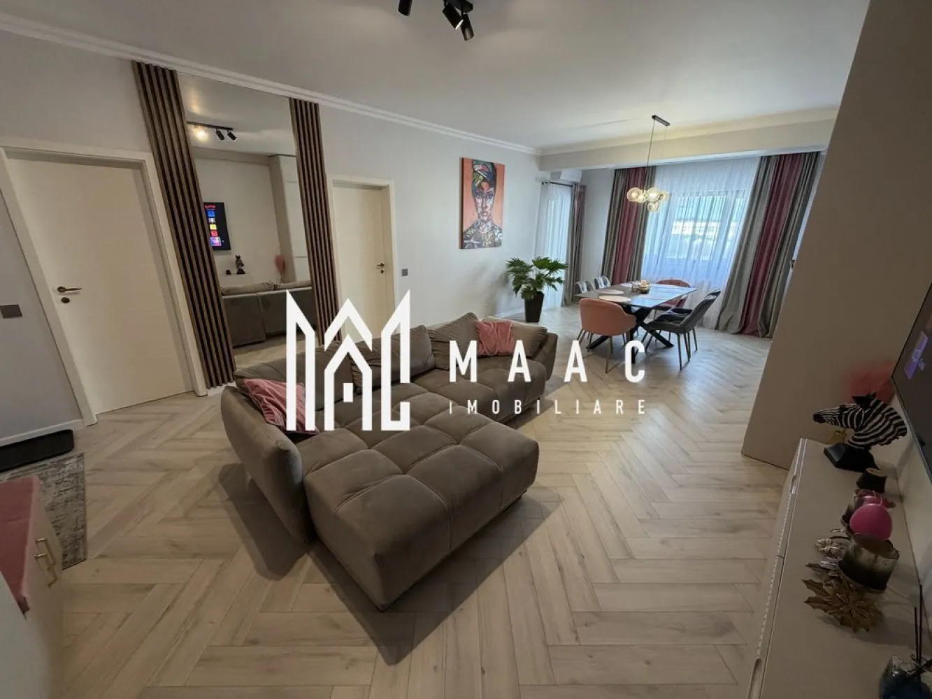 Apartament 2 camere | Turnisor | Parcare subterana | - MAAC Imobiliare vă propune spre vânzare un apartament cu 2 camere, decomandat, situat la etajul 3 al unui bloc modern, dotat cu lift, finalizat în anul 2023. Cu o suprafață utilă de 54 mp, la care se adaugă un balcon de 3 mp, apartamentul este bine compartimentat și se vinde complet mobilat și utilat, fiind gata pentru mutare imediată. Locul de parcare subteran este inclus în preț. Imobilul face parte dintr-o clădire nouă, cu finisaje moderne, ideal atât pentru locuință proprie, cât și pentru investiție. }}