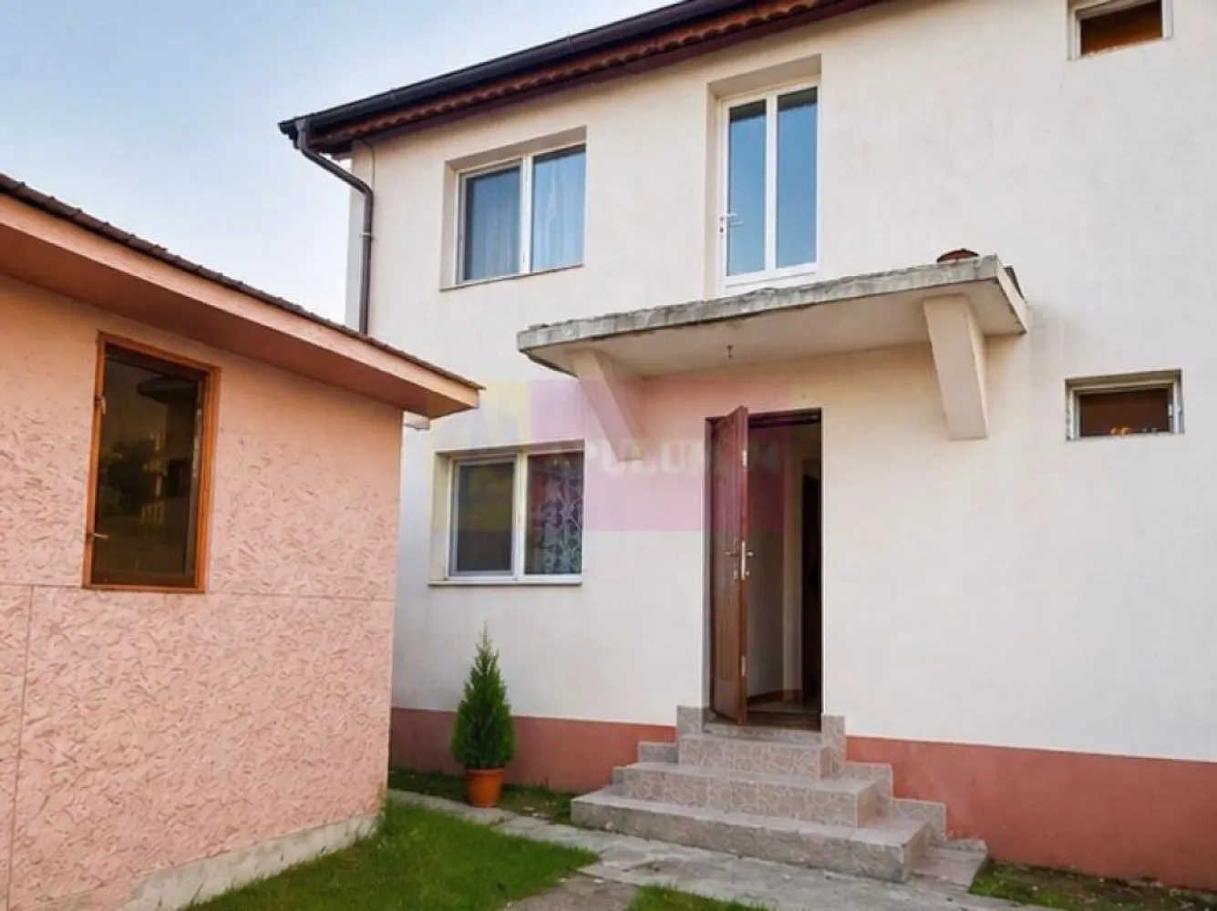 DE VANZARE CASA (5 CAM) COM. ROATA DE JOS (GR) - Compania Imobiliara Apulum94 are deosebita placere sa va propuna spre vanzare o casa individuala situata pe strada Republicii nr. 152 in sat Sadina, com. Roata de Jos, judetul Giurgiu, o proprietate ideala pentru cei care cauta liniste, spatiu si acces facil catre capitala; casa este situata la doar 58 km de Bucuresti.

Proprietatea are o suprafata utila de 190 mp si un teren generos de 2875 mp, fiind ideala pentru familii sau persoane care cauta liniste, spatiu si confort.

Casa este construita pe formula P+1 (receptia lucrarilor in 2009) fiind compusa din 5 camere, avand 4 dormitoare si un living spatios la parter, bucataria este complet mobilata amenajata in incapere inchisa,; baie amenajata pe fiecare nivel 

Mentionez ca aparate de aer conditionat nu sunt instalate intrucat nu a fost considerata oportuna investitia, avand in vedere ca s-a investit in izolarea termica esterioara, casa oferind un climat optim tot timpul anului. Pentru incalzire iarna si apa calda curenta exista instalata o centrala termica pe gaz; este instalata incalzire in partoseala.

Mansarda poate fi amenajata astfel incat se mai pot realiza 2 camere confortabile.
 
Cateva specificatii tehnice generale/dotari:

- structura de rezistenta: stalpi beton armat, planseu beton armat
- zidarie exterioara si compartimentari interioare cu caramida 
- geamuri termopan profil PVC,
- termoizolare exterioara cu polistiren + tencuiala decorativa

Sunt disponibile mai multe locuri de parcare in curte.

Mentionez ca pretul casei este usor negociabil.

Comision zero la cumparator!!!

Pentru detalii suplimentare, ma puteti contacta la 0.7.3.3.6.8.3.4.5.6.

Agent imobiliar: Aurelian Popescu
Apulum94 - Un partener de cursa lunga!
