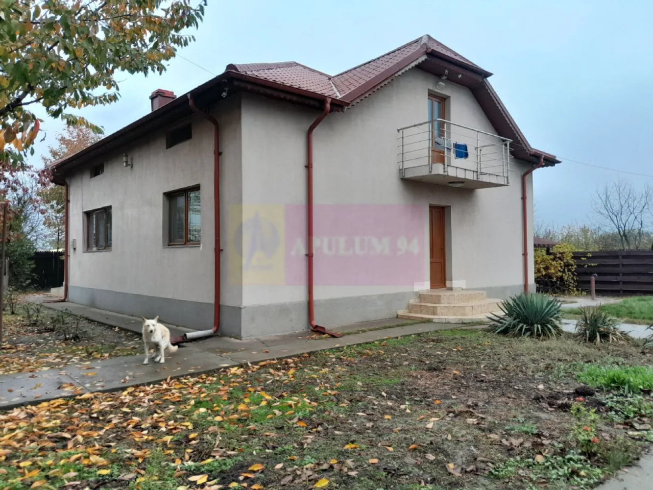 DE VANZARE CASA IN COM. BRANESTI (IF) - Compania Imobiliara Apulum94 are deosebita placere sa va propuna spre vanzare o casa individuala situata pe strada Doina nr. 1A, in sat Islaz, com. Branesti, judetul Ilfov, o proprietate ideala pentru cei care cauta liniste, spatiu si acces facil catre capitala; casa este situata la doar 25 km de Bucuresti (30 min cu masina).

Proprietatea are o suprafata utila de 300 mp si un teren generos de 1500 mp, fiind ideala pentru familii cu copii mici care cauta o proprietate versatila , aproape de zona metropolitana care sa ofere la pachet liniste / intimitate, spatiu si confort optim.

Casa este construita pe formula P+1 (receptia lucrarilor in 2010) fiind compusa din 7 camere, avand 6 dormitoare si un living spatios la parter, bucataria este complet mobilata amenajata in incapere inchisa,; baie amenajata pe fiecare nivel.

Pentru incalzire iarna si apa calda curenta exista instalata o centrala termica pe gaz; este instalata incalzire in partoseala. Casa este racordata la utilitatile de baza: apa, canalizare, cuent electric si gaze.

Casa are urmatoarele facilitati: 
- bucatarie vara
- garaj
-doua magazii
-beci
-foisor amplasat deasupra beciului

Cateva specificatii tehnice generale/dotari:

- structura de rezistenta: stalpi beton armat, planseu beton armat
- zidarie exterioara si compartimentari interioare cu caramida
- geamuri termopan profil PVC,
- termoizolare exterioara cu polistiren + tencuiala decorativa

Sunt disponibile 2 locuri de parcare in curte.

Mentionez ca pretul casei este usor negociabil.

Comision la cumpararator: 0!

Pentru detalii suplimentare, ma puteti contacta la 0.7.3.3.6.8.3.4.5.6.

Agent imobiliar: Aurelian Popescu
Apulum94 - Un partener de cursa lunga!