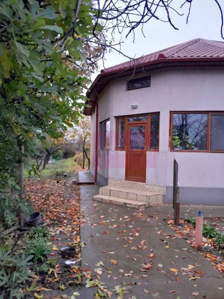 DE VANZARE CASA IN COM. BRANESTI (IF) - Compania Imobiliara Apulum94 are deosebita placere sa va propuna spre vanzare o casa individuala situata pe strada Doina nr. 1A, in sat Islaz, com. Branesti, judetul Ilfov, o proprietate ideala pentru cei care cauta liniste, spatiu si acces facil catre capitala; casa este situata la doar 25 km de Bucuresti (30 min cu masina).

Proprietatea are o suprafata utila de 300 mp si un teren generos de 1500 mp, fiind ideala pentru familii cu copii mici care cauta o proprietate versatila , aproape de zona metropolitana care sa ofere la pachet liniste / intimitate, spatiu si confort optim.

Casa este construita pe formula P+1 (receptia lucrarilor in 2010) fiind compusa din 7 camere, avand 6 dormitoare si un living spatios la parter, bucataria este complet mobilata amenajata in incapere inchisa,; baie amenajata pe fiecare nivel.

Pentru incalzire iarna si apa calda curenta exista instalata o centrala termica pe gaz; este instalata incalzire in partoseala. Casa este racordata la utilitatile de baza: apa, canalizare, cuent electric si gaze.

Casa are urmatoarele facilitati: 
- bucatarie vara
- garaj
-doua magazii
-beci
-foisor amplasat deasupra beciului

Cateva specificatii tehnice generale/dotari:

- structura de rezistenta: stalpi beton armat, planseu beton armat
- zidarie exterioara si compartimentari interioare cu caramida
- geamuri termopan profil PVC,
- termoizolare exterioara cu polistiren + tencuiala decorativa

Sunt disponibile 2 locuri de parcare in curte.

Mentionez ca pretul casei este usor negociabil.

Comision la cumpararator: 0!

Pentru detalii suplimentare, ma puteti contacta la 0.7.3.3.6.8.3.4.5.6.

Agent imobiliar: Aurelian Popescu
Apulum94 - Un partener de cursa lunga!