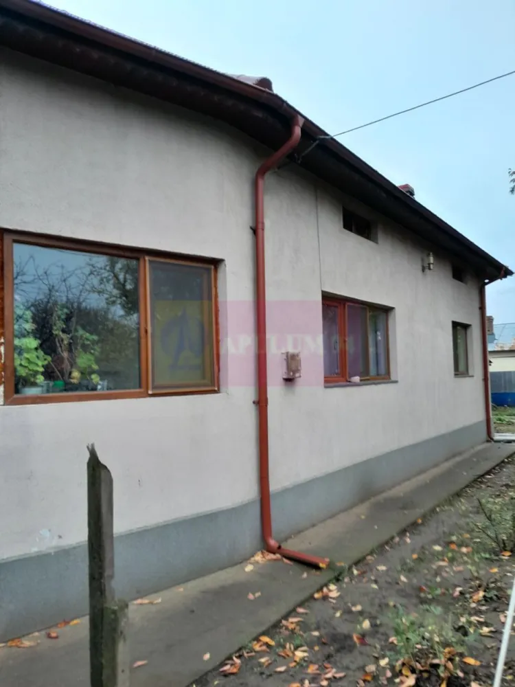 DE VANZARE CASA IN COM. BRANESTI (IF) - Compania Imobiliara Apulum94 are deosebita placere sa va propuna spre vanzare o casa individuala situata pe strada Doina nr. 1A, in sat Islaz, com. Branesti, judetul Ilfov, o proprietate ideala pentru cei care cauta liniste, spatiu si acces facil catre capitala; casa este situata la doar 25 km de Bucuresti (30 min cu masina).

Proprietatea are o suprafata utila de 300 mp si un teren generos de 1500 mp, fiind ideala pentru familii cu copii mici care cauta o proprietate versatila , aproape de zona metropolitana care sa ofere la pachet liniste / intimitate, spatiu si confort optim.

Casa este construita pe formula P+1 (receptia lucrarilor in 2010) fiind compusa din 7 camere, avand 6 dormitoare si un living spatios la parter, bucataria este complet mobilata amenajata in incapere inchisa,; baie amenajata pe fiecare nivel.

Pentru incalzire iarna si apa calda curenta exista instalata o centrala termica pe gaz; este instalata incalzire in partoseala. Casa este racordata la utilitatile de baza: apa, canalizare, cuent electric si gaze.

Casa are urmatoarele facilitati: 
- bucatarie vara
- garaj
-doua magazii
-beci
-foisor amplasat deasupra beciului

Cateva specificatii tehnice generale/dotari:

- structura de rezistenta: stalpi beton armat, planseu beton armat
- zidarie exterioara si compartimentari interioare cu caramida
- geamuri termopan profil PVC,
- termoizolare exterioara cu polistiren + tencuiala decorativa

Sunt disponibile 2 locuri de parcare in curte.

Mentionez ca pretul casei este usor negociabil.

Comision la cumpararator: 0!

Pentru detalii suplimentare, ma puteti contacta la 0.7.3.3.6.8.3.4.5.6.

Agent imobiliar: Aurelian Popescu
Apulum94 - Un partener de cursa lunga!
