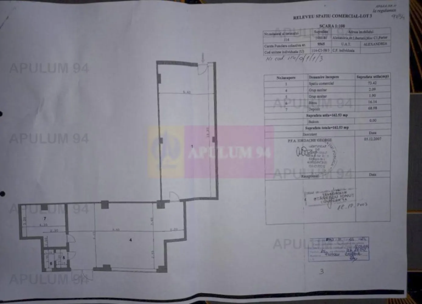 De vanzare spatiu comercial in Alexandria / Teleorman - Compania imobiliara Apulum94 va ofera spre vanzare un spatiu comercial in suprafață totală de 163 mp, avand amplasare ultracentrala in municipiul Alexandria, pe strada Libertatii, vizavi de Parcul Central.

Include atât spațiul "Sud Megashop" cât și biroul de asigurări. Mentionam ca exista echipare pt curent trifazic la locatie, exista grup sanitar, 2 cai acces.

Unul din avantajele principale ale acestei locatii este traficul pietonal intens.

Pretul (negociabil ) solicitat de proprietar este de 200.000 EUR

Foarte important!!! Daca exista real interes pentru achizitie, proprietarul ia in calcul si identificarea unei solutii de plata in rate, aspect ce se va discuta ulterior, dupa semnarea documentelor de baza.

Noi credem ca această proprietate reprezintă o oportunitate comercială pentru cei care caută să investească într-o locație premium în inima Municipiului Alexandria. 
 
CONTACT: 0733.683.456 / aurelian@apulum94.ro