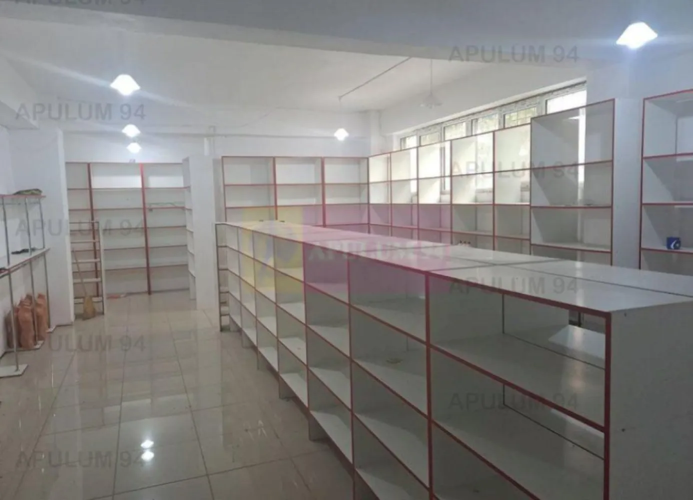 De vanzare spatiu comercial in Alexandria / Teleorman - Compania imobiliara Apulum94 va ofera spre vanzare un spatiu comercial in suprafață totală de 163 mp, avand amplasare ultracentrala in municipiul Alexandria, pe strada Libertatii, vizavi de Parcul Central.

Include atât spațiul "Sud Megashop" cât și biroul de asigurări. Mentionam ca exista echipare pt curent trifazic la locatie, exista grup sanitar, 2 cai acces.

Unul din avantajele principale ale acestei locatii este traficul pietonal intens.

Pretul (negociabil ) solicitat de proprietar este de 200.000 EUR

Foarte important!!! Daca exista real interes pentru achizitie, proprietarul ia in calcul si identificarea unei solutii de plata in rate, aspect ce se va discuta ulterior, dupa semnarea documentelor de baza.

Noi credem ca această proprietate reprezintă o oportunitate comercială pentru cei care caută să investească într-o locație premium în inima Municipiului Alexandria. 
 
CONTACT: 0733.683.456 / aurelian@apulum94.ro
