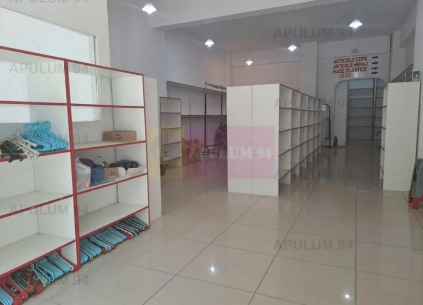 De vanzare spatiu comercial in Alexandria / Teleorman - Compania imobiliara Apulum94 va ofera spre vanzare un spatiu comercial in suprafață totală de 163 mp, avand amplasare ultracentrala in municipiul Alexandria, pe strada Libertatii, vizavi de Parcul Central.

Include atât spațiul "Sud Megashop" cât și biroul de asigurări. Mentionam ca exista echipare pt curent trifazic la locatie, exista grup sanitar, 2 cai acces.

Unul din avantajele principale ale acestei locatii este traficul pietonal intens.

Pretul (negociabil ) solicitat de proprietar este de 200.000 EUR

Foarte important!!! Daca exista real interes pentru achizitie, proprietarul ia in calcul si identificarea unei solutii de plata in rate, aspect ce se va discuta ulterior, dupa semnarea documentelor de baza.

Noi credem ca această proprietate reprezintă o oportunitate comercială pentru cei care caută să investească într-o locație premium în inima Municipiului Alexandria. 
 
CONTACT: 0733.683.456 / aurelian@apulum94.ro