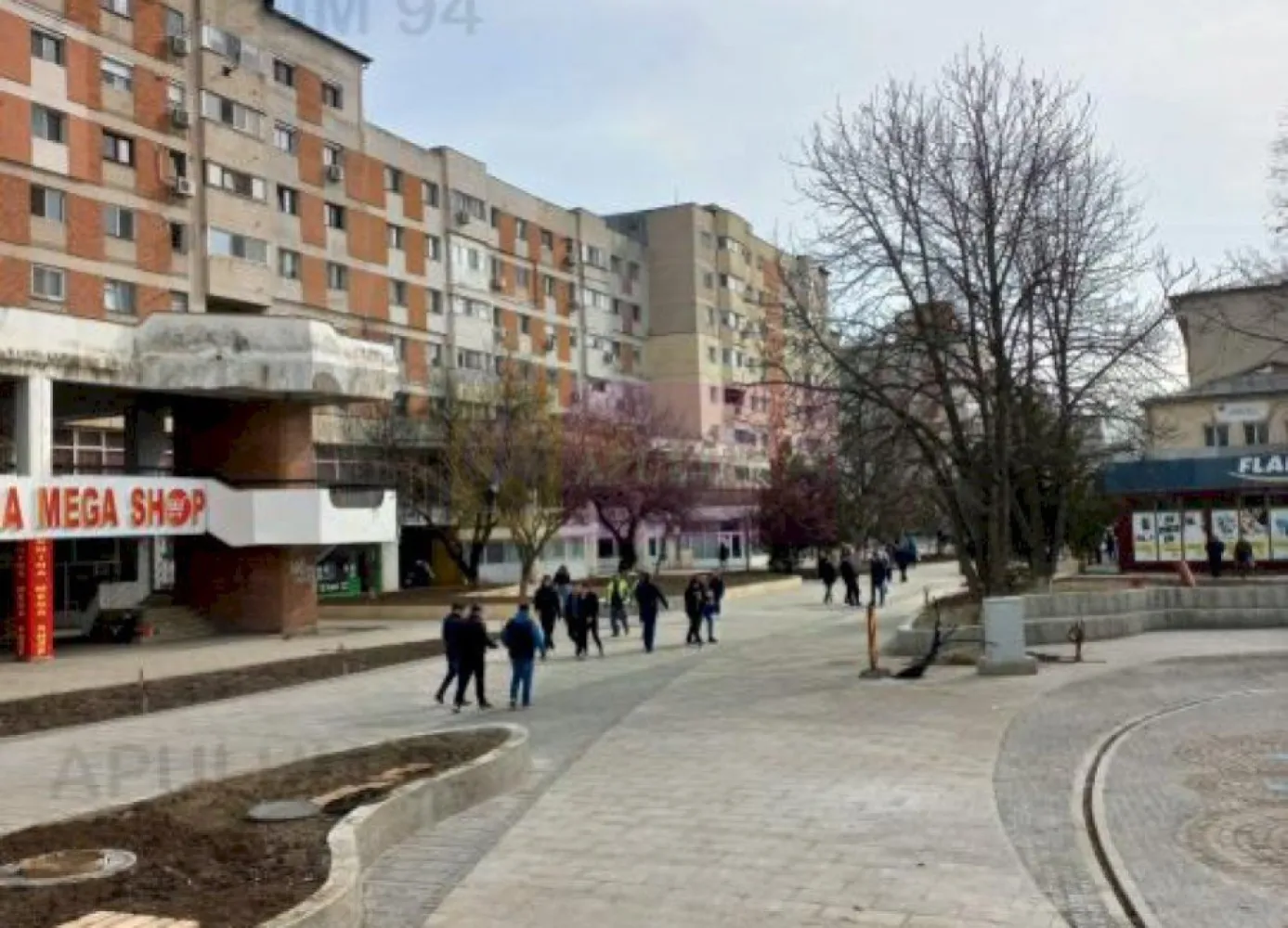 De vanzare spatiu comercial in Alexandria / Teleorman - Compania imobiliara Apulum94 va ofera spre vanzare un spatiu comercial in suprafață totală de 163 mp, avand amplasare ultracentrala in municipiul Alexandria, pe strada Libertatii, vizavi de Parcul Central.

Include atât spațiul "Sud Megashop" cât și biroul de asigurări. Mentionam ca exista echipare pt curent trifazic la locatie, exista grup sanitar, 2 cai acces.

Unul din avantajele principale ale acestei locatii este traficul pietonal intens.

Pretul (negociabil ) solicitat de proprietar este de 200.000 EUR

Foarte important!!! Daca exista real interes pentru achizitie, proprietarul ia in calcul si identificarea unei solutii de plata in rate, aspect ce se va discuta ulterior, dupa semnarea documentelor de baza.

Noi credem ca această proprietate reprezintă o oportunitate comercială pentru cei care caută să investească într-o locație premium în inima Municipiului Alexandria. 
 
CONTACT: 0733.683.456 / aurelian@apulum94.ro