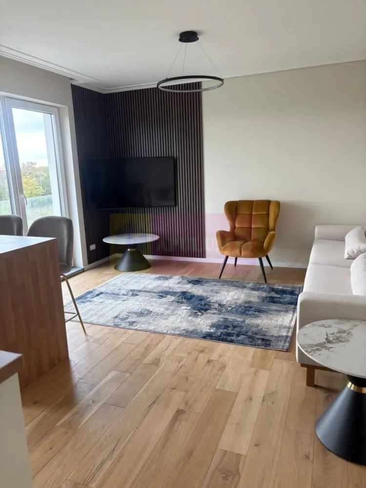 Apartament 2 camere Prelungirea Ghencea- Ghidigeni. - Compania imobiliara Apulum 94 va propune spre inchiriere un apartament de 2 camere situat in zona Prelungirea Ghencea- Ghidigeni- Dantelei. 
Apartamentul este la etajul 1/3, cu bucataria deschisa cu livingul. 
Are 50 mp. Este renovat cu finisaje de foarte buna calitate, deosebite. Este mobilat si utilat in totalitate. 
Pentru vizionare si mai multe detalii nu ezitati sa ma contactati pe nr 0733683446- Laura Ionescu.