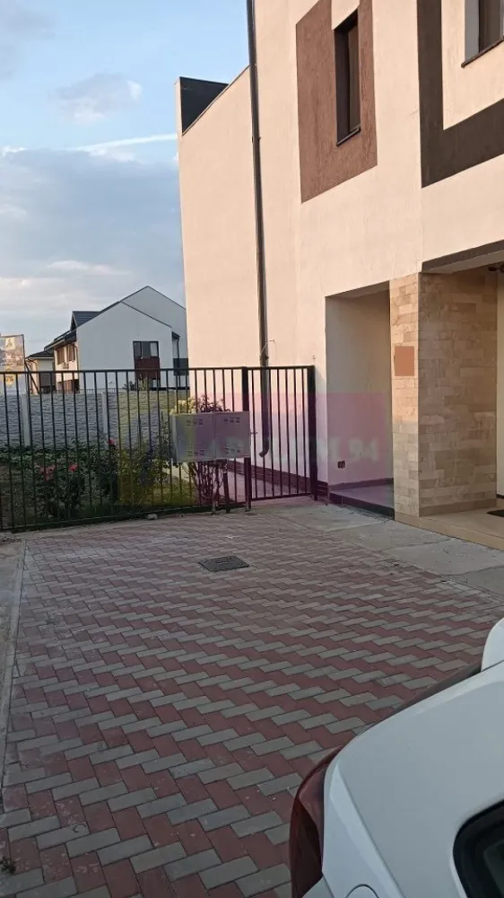 Vila tip duplex Otopeni- 23 August. - Compania imobiliara Apulum 94 va propune spre inchiriere o vila tip duplex situata in Otopeni, pe o strada cu acces din strada 23 August, o strada foarte lata, asfaltata.
Vila este P+1+M, construita in 2021, din beton si caramida, cu placi de beton intre nivele. 
Vila are 3 dormitoare, un living deschis cu bucataria, 3 bai si o terasa de 11 mp la mansarda. 
Este racordata la toate utilitatile, are centrala termica pe gaze, incalzire prin pardoseala, rulouri exterioare peste tot. Este o casa cu geamuri mari si foarte luminoasa.
Este finisata in totalitate- gresie, faianta, parchet, termopan.
Este mobilata in mare parte urmand sa se mobileze si livingul, sa se monteze lampi de luminat, sa se monteze si un aparat de aer conditionat. 
Casa este pretabila atat pentru locuit cat si pentru birouri, este destinata si unei familii cat si unor angajati ai aeroportului. 
Pentru vizionare si mai multe detalii nu ezitati sa ma contactati pe nr 0733683446- Laura Ionescu.