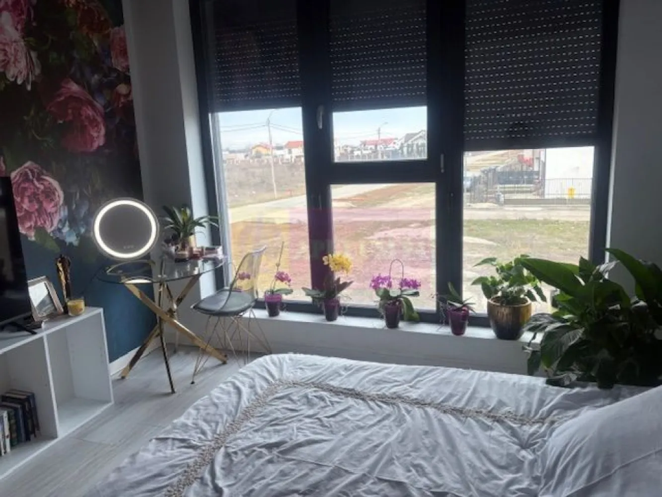 Vila tip duplex Otopeni- 23 August. - Compania imobiliara Apulum 94 va propune spre inchiriere o vila tip duplex situata in Otopeni, pe o strada cu acces din strada 23 August, o strada foarte lata, asfaltata.
Vila este P+1+M, construita in 2021, din beton si caramida, cu placi de beton intre nivele. 
Vila are 3 dormitoare, un living deschis cu bucataria, 3 bai si o terasa de 11 mp la mansarda. 
Este racordata la toate utilitatile, are centrala termica pe gaze, incalzire prin pardoseala, rulouri exterioare peste tot. Este o casa cu geamuri mari si foarte luminoasa.
Este finisata in totalitate- gresie, faianta, parchet, termopan.
Este mobilata in mare parte urmand sa se mobileze si livingul, sa se monteze lampi de luminat, sa se monteze si un aparat de aer conditionat. 
Casa este pretabila atat pentru locuit cat si pentru birouri, este destinata si unei familii cat si unor angajati ai aeroportului. 
Pentru vizionare si mai multe detalii nu ezitati sa ma contactati pe nr 0733683446- Laura Ionescu.