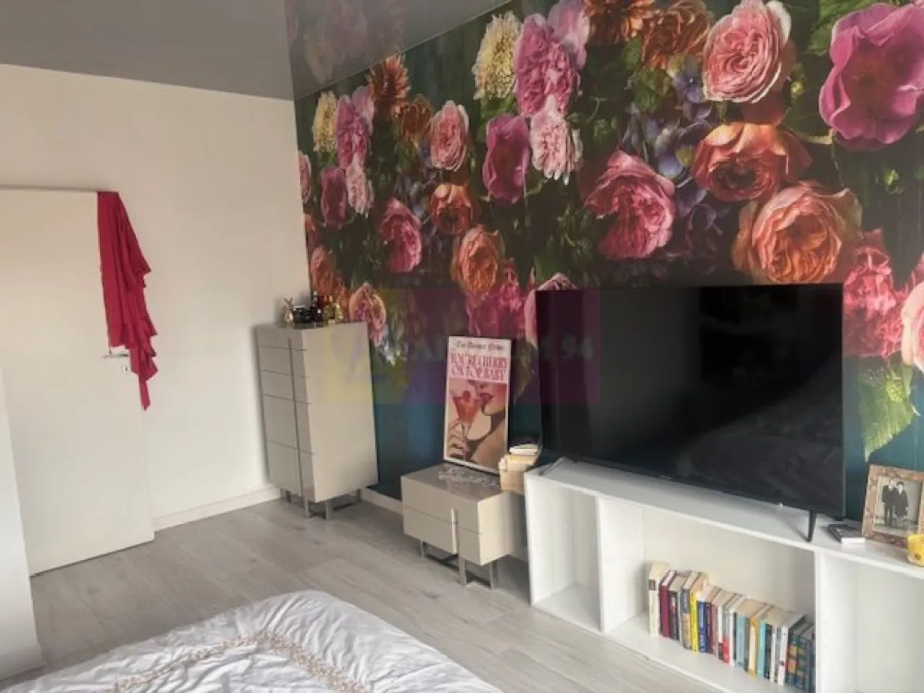 Vila tip duplex Otopeni- 23 August. - Compania imobiliara Apulum 94 va propune spre inchiriere o vila tip duplex situata in Otopeni, pe o strada cu acces din strada 23 August, o strada foarte lata, asfaltata.
Vila este P+1+M, construita in 2021, din beton si caramida, cu placi de beton intre nivele. 
Vila are 3 dormitoare, un living deschis cu bucataria, 3 bai si o terasa de 11 mp la mansarda. 
Este racordata la toate utilitatile, are centrala termica pe gaze, incalzire prin pardoseala, rulouri exterioare peste tot. Este o casa cu geamuri mari si foarte luminoasa.
Este finisata in totalitate- gresie, faianta, parchet, termopan.
Este mobilata in mare parte urmand sa se mobileze si livingul, sa se monteze lampi de luminat, sa se monteze si un aparat de aer conditionat. 
Casa este pretabila atat pentru locuit cat si pentru birouri, este destinata si unei familii cat si unor angajati ai aeroportului. 
Pentru vizionare si mai multe detalii nu ezitati sa ma contactati pe nr 0733683446- Laura Ionescu.
