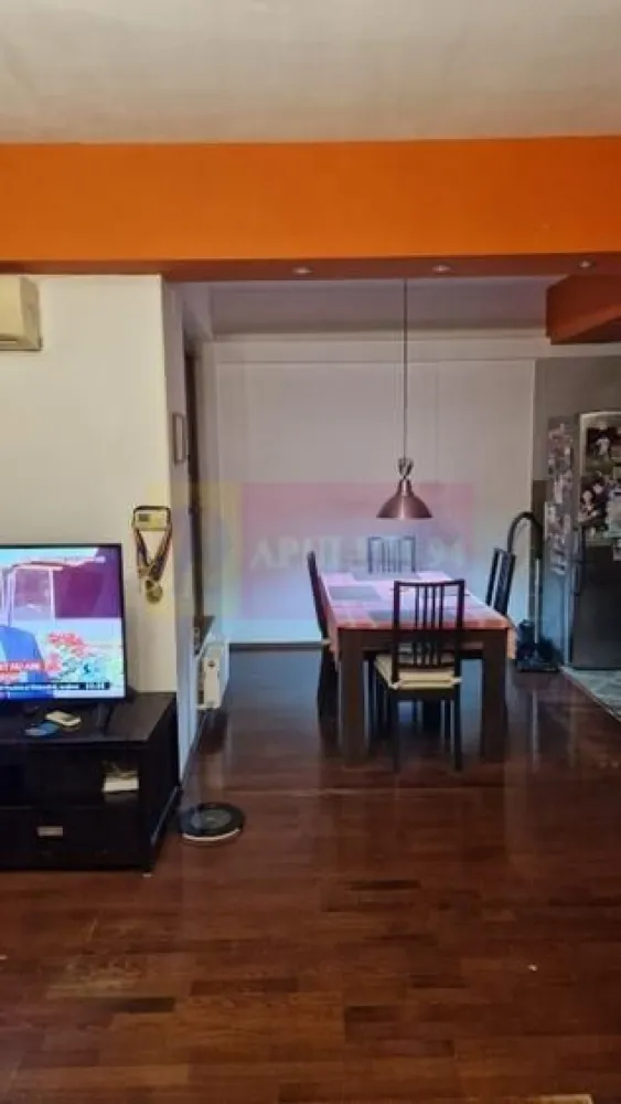 Apartament 2 camere Drumul Sarii. - Compania imobiliara Apulum94 va propune un apartament de 2 camere situat in zona Drumul Sarii, intr-un imobil construit in 2008. 
Apartamentul are o suprafat de 79 mp la care se adauga balconul de 5 mp de tip logie. 
Apartamentul este compus dintr-o cameră mare, living,baie, decomandat și un balcon închis, ideal pentru momente de relaxare.
 Beneficiază de centrală proprie și finisaje de înaltă calitate, ce oferă un confort desăvârșit. Zona este centrală, liniștită și foarte bine conectată, aflându-se la doar 15 minute de orice punct de reper important, inclusiv mall-uri, magazine și stații de autobuz. Oferă un stil de viață urban, aproape de facilități, într-un cadru relaxant și exclusivist
Pentru vizionare si alte detalii nu ezitati sa ma contactati pe nr 0733683446- Laura Ionescu.