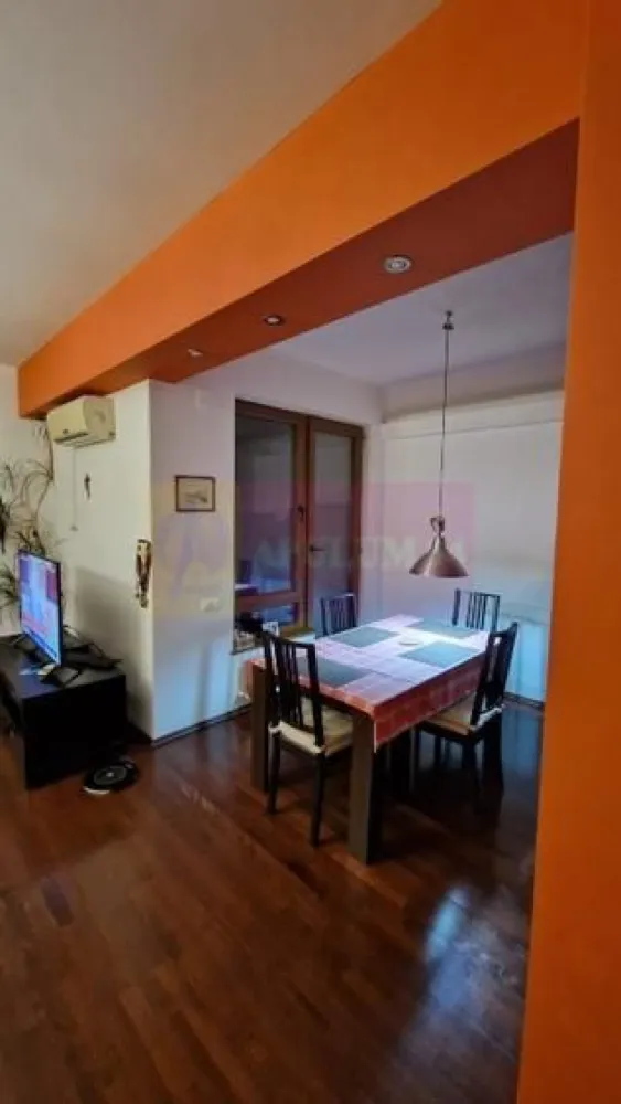 Apartament 2 camere Drumul Sarii. - Compania imobiliara Apulum94 va propune un apartament de 2 camere situat in zona Drumul Sarii, intr-un imobil construit in 2008. 
Apartamentul are o suprafat de 79 mp la care se adauga balconul de 5 mp de tip logie. 
Apartamentul este compus dintr-o cameră mare, living,baie, decomandat și un balcon închis, ideal pentru momente de relaxare.
 Beneficiază de centrală proprie și finisaje de înaltă calitate, ce oferă un confort desăvârșit. Zona este centrală, liniștită și foarte bine conectată, aflându-se la doar 15 minute de orice punct de reper important, inclusiv mall-uri, magazine și stații de autobuz. Oferă un stil de viață urban, aproape de facilități, într-un cadru relaxant și exclusivist
Pentru vizionare si alte detalii nu ezitati sa ma contactati pe nr 0733683446- Laura Ionescu.