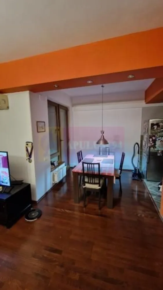 Apartament 2 camere Drumul Sarii. - Compania imobiliara Apulum94 va propune un apartament de 2 camere situat in zona Drumul Sarii, intr-un imobil construit in 2008. 
Apartamentul are o suprafat de 79 mp la care se adauga balconul de 5 mp de tip logie. 
Apartamentul este compus dintr-o cameră mare, living,baie, decomandat și un balcon închis, ideal pentru momente de relaxare.
 Beneficiază de centrală proprie și finisaje de înaltă calitate, ce oferă un confort desăvârșit. Zona este centrală, liniștită și foarte bine conectată, aflându-se la doar 15 minute de orice punct de reper important, inclusiv mall-uri, magazine și stații de autobuz. Oferă un stil de viață urban, aproape de facilități, într-un cadru relaxant și exclusivist
Pentru vizionare si alte detalii nu ezitati sa ma contactati pe nr 0733683446- Laura Ionescu.