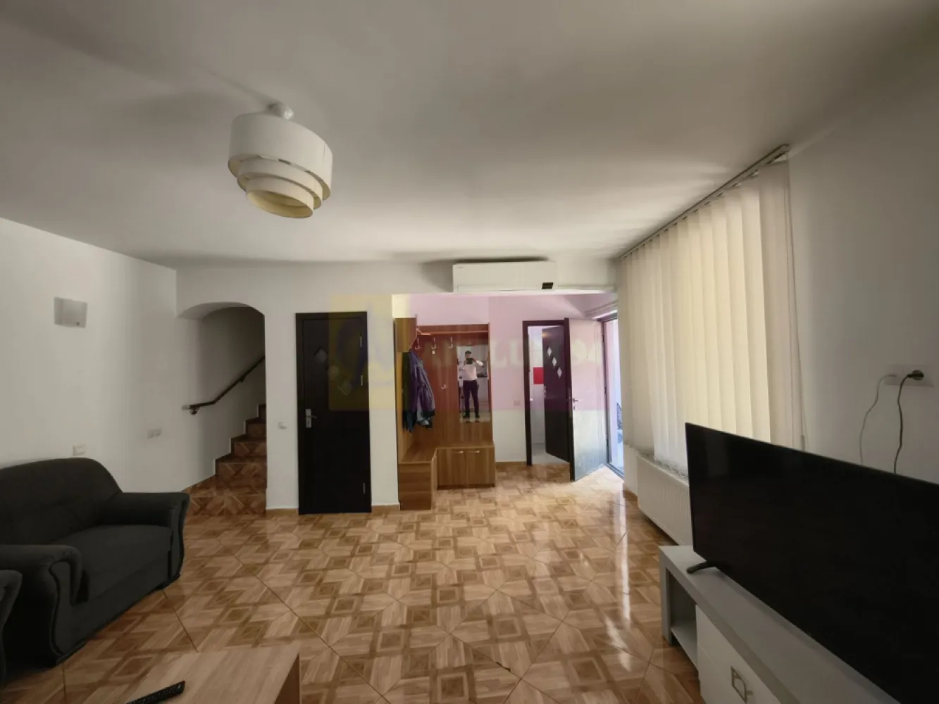 Vilă tip Duplex- zona Antiaeriană - Vă propunem spre închiriere un imobil tip vilă P+1+M (parter, etaj și mansardă) situat în cvartalul de case-vile din zona Antiaeriană-Mărgeanului, o zonă liniștită de case-vile. Casa beneficiază și de o curte pe care o împarte cu un imobil vecin. Compartimentarea este optimă, la parter avem living cu bucătărie deschisă, totul mobilar și utilat modern, un grup sanitar și o zonă de depozitare, la etaj avem trei dormitoare și un grup sanitar cu jacuzzi, iar la mansardă o zonă open-space de socializare sau pentru activități hobby și spații de depozitare. Casa beneficiază de o curte de peste 150mp pavată și de toate utilitățile pe care o împarte cu imobilul alăturat, sunt două vile în aceeași curte și se închiriază atât separat cât și împreună, astfel dacă aveți o femilie alături de care doriți să locuiți alături acest anunț este mai ales pentru dumneavoastră. Suprafața utilă este de aproximativ 140 mp cu tot cu mansardă. Se dorește un chiriaș pe termen lung. Zona în care se află cele două vile alăturate este una liniștită de case-vile, ambele artere principale (Mărgeanului și Antiaeriană) beneficiind de transport public. Imobilele se pretează pentru activități de tip cabinet, after-school, clinică medicală, birouri sau alte activități. Vă așteptăm cu drag la vizionare.