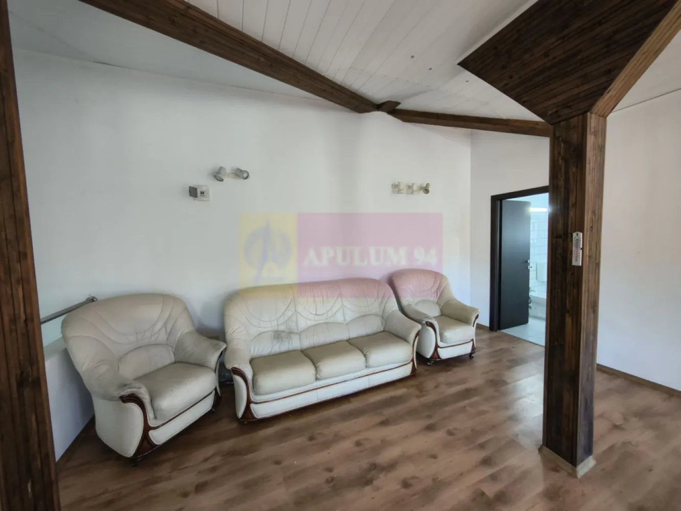 Vilă tip Duplex- zona Antiaeriană - Vă propunem spre închiriere un imobil tip vilă P+1+M (parter, etaj și mansardă) situat în cvartalul de case-vile din zona Antiaeriană-Mărgeanului, o zonă liniștită de case-vile. Casa beneficiază și de o curte pe care o împarte cu un imobil vecin. Compartimentarea este optimă, la parter avem living cu bucătărie deschisă, totul mobilar și utilat modern, un grup sanitar și o zonă de depozitare, la etaj avem trei dormitoare și un grup sanitar cu jacuzzi, iar la mansardă o zonă open-space de socializare sau pentru activități hobby și spații de depozitare. Casa beneficiază de o curte de peste 150mp pavată și de toate utilitățile pe care o împarte cu imobilul alăturat, sunt două vile în aceeași curte și se închiriază atât separat cât și împreună, astfel dacă aveți o femilie alături de care doriți să locuiți alături acest anunț este mai ales pentru dumneavoastră. Suprafața utilă este de aproximativ 140 mp cu tot cu mansardă. Se dorește un chiriaș pe termen lung. Zona în care se află cele două vile alăturate este una liniștită de case-vile, ambele artere principale (Mărgeanului și Antiaeriană) beneficiind de transport public. Imobilele se pretează pentru activități de tip cabinet, after-school, clinică medicală, birouri sau alte activități. Vă așteptăm cu drag la vizionare.