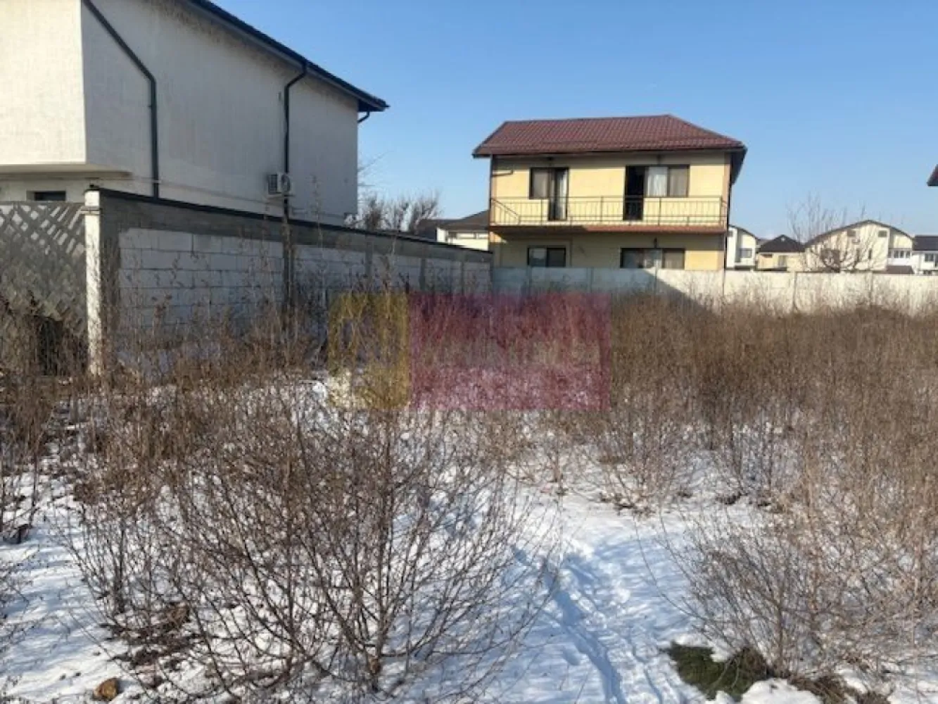 Teren Bragadiru- strada Toamnei. - Compania imobiliara Apulum 94 va propune un teren situat in Bragadiru, strada Toamnei, in apropiere de Prelungirea Ghencea. 
Terenul este situat pe un drum de servitute din strada Toamnei, are o suprafata totala de 355 mp din care 88 mp este cota din drum si raman curati 267 mp. 
Terenul sre forma patrata, avand o deschidere de 16 ml la drum.
Langa teren este curentul si gazul, iar apa si canalul sunt la straa, aproximativ 70 metri.
Zona este in continua dezvoltare, pretabila pentru constructie casa.
Pentru vizionare si mai multe detalii nu ezitati sa ma contactati pe nr 0733683446- Laura Ionescu.