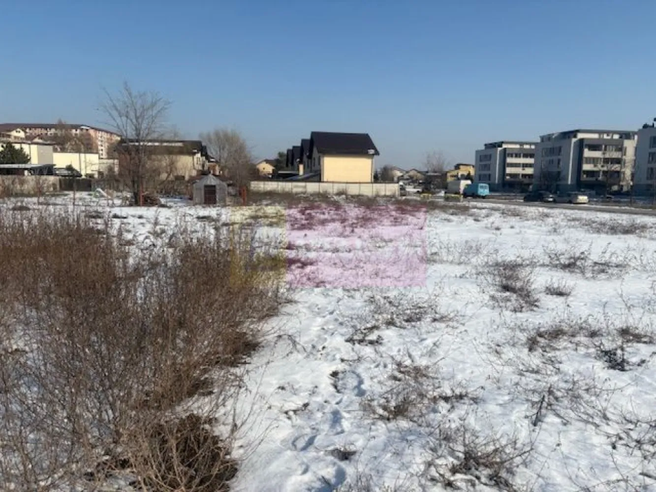 Teren Bragadiru- strada Toamnei. - Compania imobiliara Apulum 94 va propune un teren situat in Bragadiru, strada Toamnei, in apropiere de Prelungirea Ghencea. 
Terenul este situat pe un drum de servitute din strada Toamnei, are o suprafata totala de 355 mp din care 88 mp este cota din drum si raman curati 267 mp. 
Terenul sre forma patrata, avand o deschidere de 16 ml la drum.
Langa teren este curentul si gazul, iar apa si canalul sunt la straa, aproximativ 70 metri.
Zona este in continua dezvoltare, pretabila pentru constructie casa.
Pentru vizionare si mai multe detalii nu ezitati sa ma contactati pe nr 0733683446- Laura Ionescu.