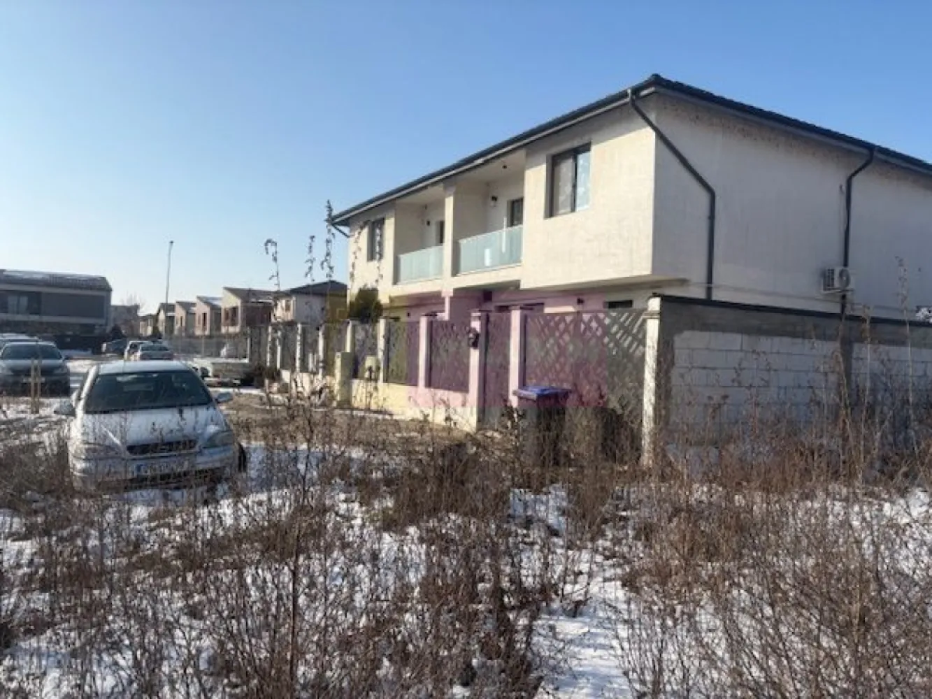 Teren Bragadiru- strada Toamnei. - Compania imobiliara Apulum 94 va propune un teren situat in Bragadiru, strada Toamnei, in apropiere de Prelungirea Ghencea. 
Terenul este situat pe un drum de servitute din strada Toamnei, are o suprafata totala de 355 mp din care 88 mp este cota din drum si raman curati 267 mp. 
Terenul sre forma patrata, avand o deschidere de 16 ml la drum.
Langa teren este curentul si gazul, iar apa si canalul sunt la straa, aproximativ 70 metri.
Zona este in continua dezvoltare, pretabila pentru constructie casa.
Pentru vizionare si mai multe detalii nu ezitati sa ma contactati pe nr 0733683446- Laura Ionescu.