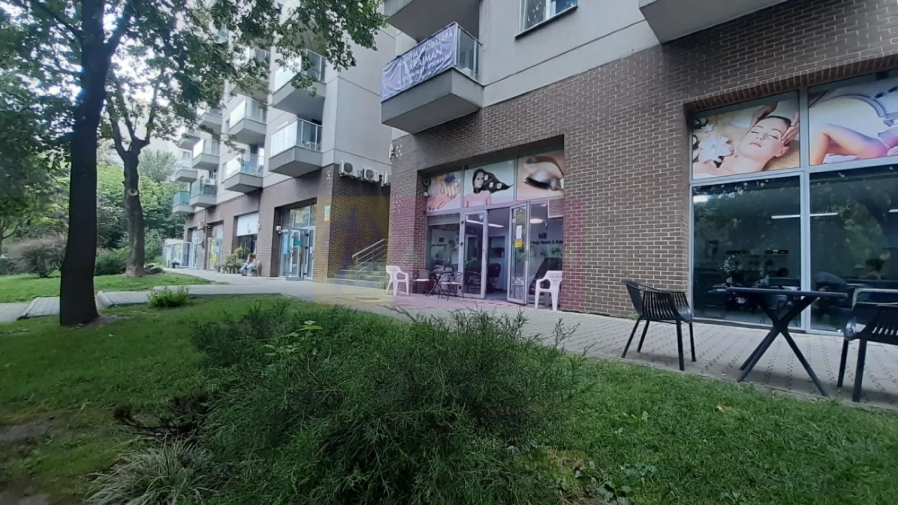 Spatiu Comercial Stradal Șoseaua Colentina zona Teiul Doamnei Suveica - Vă ofer posibilitatea de a cumpăra un spațiu bine amplasat pretabil pentru diverse activități economice. Spațiul se află într-un ansamblu rezidențial nou situat pe Șoseaua Colentina la mică distanță de intersecția străzii Teiul Doamnei cu Șoseaua Colentina, la o stație de Piața Obor și la mai puțin de 500 ml de Șoseaua Fundeni - Parcul Plumbuita. Avem deci acces facil atât spre zona Ultracentrală cât și spre zone de aprovizionare de tip Voluntari-Afumați sau spre zonele de birouri din zona Aviației-Pipera. Spațiul este dispus pe două nivele, parter și etaj (mezanin/supantă) și are o configurație ce ajută la desfășurarea simultană a mai multor activități, astfel avem la parter două zone open space ce beneficiază și de un grup sanitar iar la etaj avem 5 încăperi ce pot fi folosite atât pentru diferite activități, încăperi deservite de 2 grupuri sanitare de o zonă de tip vestiar (prevăzut cu duș) și de alte două zone de depozitare. Spațiul beneficiază de utilități, este liber și se poate preda rapid. Vitrina are o expunere stradală între 9 și 10 metri liniari, traficul pietonal este moderat iar cel auto este intens, sunt posibilități de parcare în proximitatea spațiului. Vă aștept cu drag la o locație care să vă ajute să vă creșteți o afacere de succes. . Comisionul agenției este de 3%+TVA din preț, la vizionare se semnează formularul agenției. Pentru mai multe detalii și programarea de vizionări nu ezitați să mă contactați, Daniel Apulum94