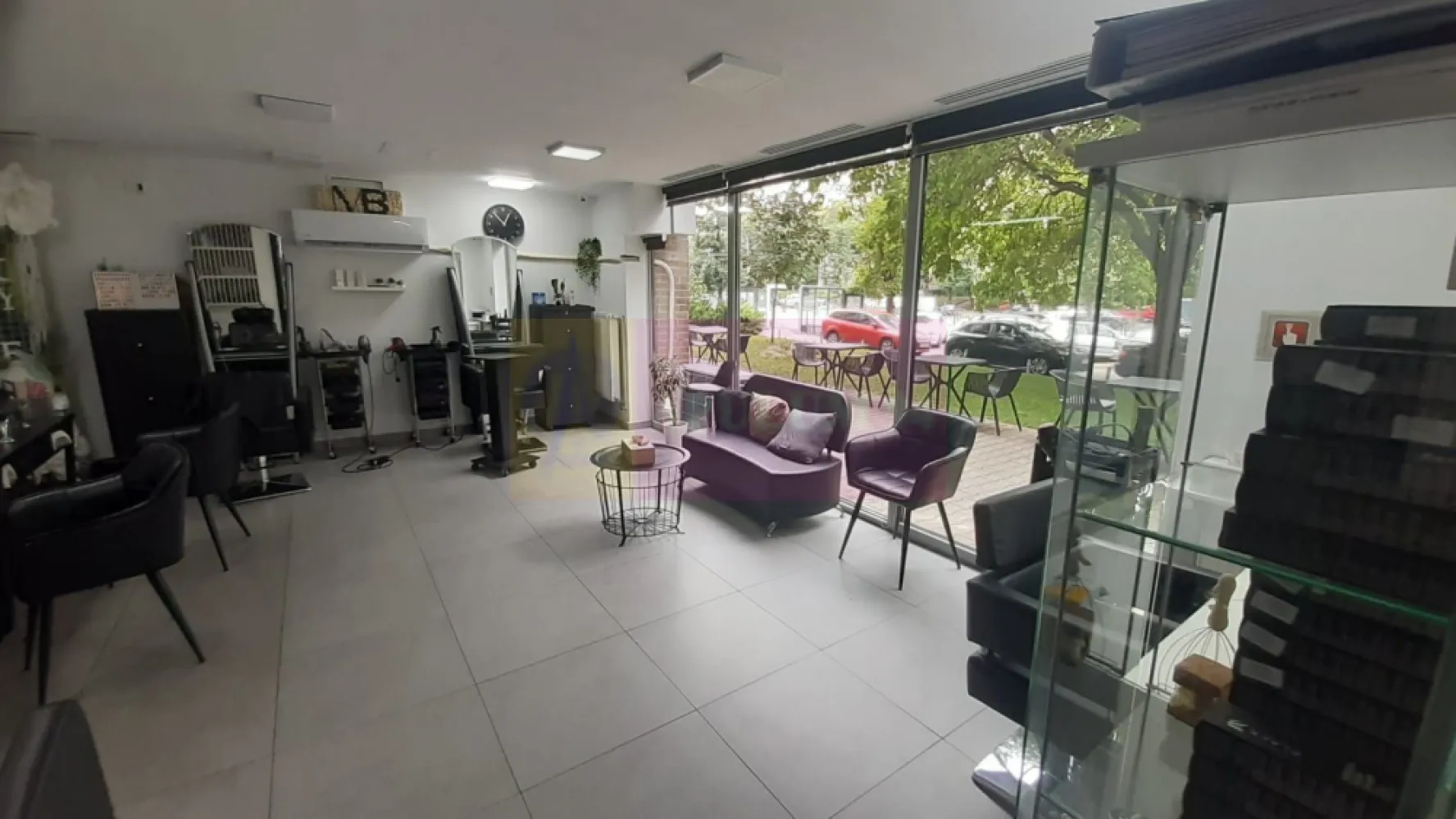 Spatiu Comercial Stradal Șoseaua Colentina zona Teiul Doamnei Suveica - Vă ofer posibilitatea de a cumpăra un spațiu bine amplasat pretabil pentru diverse activități economice. Spațiul se află într-un ansamblu rezidențial nou situat pe Șoseaua Colentina la mică distanță de intersecția străzii Teiul Doamnei cu Șoseaua Colentina, la o stație de Piața Obor și la mai puțin de 500 ml de Șoseaua Fundeni - Parcul Plumbuita. Avem deci acces facil atât spre zona Ultracentrală cât și spre zone de aprovizionare de tip Voluntari-Afumați sau spre zonele de birouri din zona Aviației-Pipera. Spațiul este dispus pe două nivele, parter și etaj (mezanin/supantă) și are o configurație ce ajută la desfășurarea simultană a mai multor activități, astfel avem la parter două zone open space ce beneficiază și de un grup sanitar iar la etaj avem 5 încăperi ce pot fi folosite atât pentru diferite activități, încăperi deservite de 2 grupuri sanitare de o zonă de tip vestiar (prevăzut cu duș) și de alte două zone de depozitare. Spațiul beneficiază de utilități, este liber și se poate preda rapid. Vitrina are o expunere stradală între 9 și 10 metri liniari, traficul pietonal este moderat iar cel auto este intens, sunt posibilități de parcare în proximitatea spațiului. Vă aștept cu drag la o locație care să vă ajute să vă creșteți o afacere de succes. . Comisionul agenției este de 3%+TVA din preț, la vizionare se semnează formularul agenției. Pentru mai multe detalii și programarea de vizionări nu ezitați să mă contactați, Daniel Apulum94