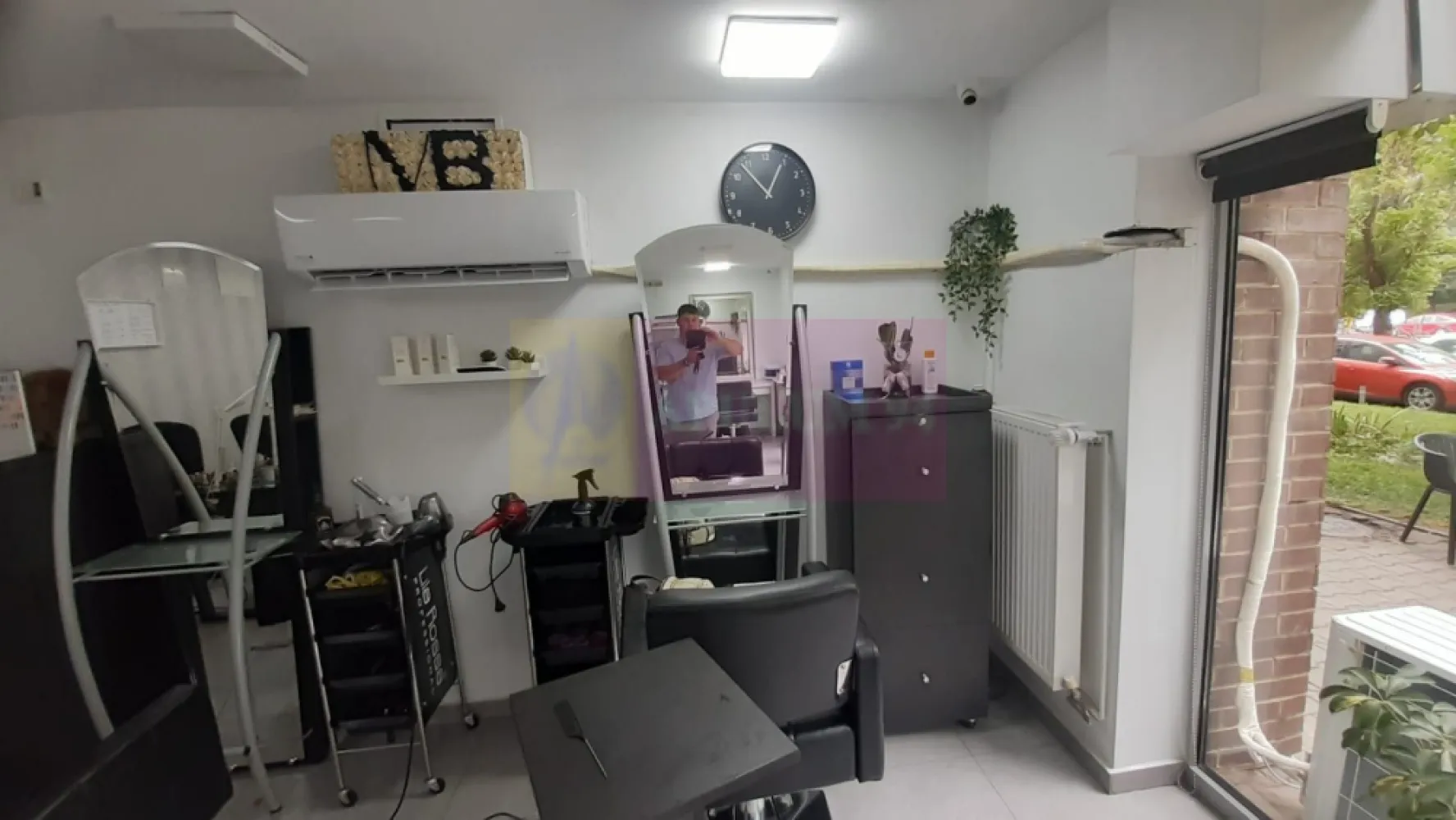 Spatiu Comercial Stradal Șoseaua Colentina zona Teiul Doamnei Suveica - Vă ofer posibilitatea de a cumpăra un spațiu bine amplasat pretabil pentru diverse activități economice. Spațiul se află într-un ansamblu rezidențial nou situat pe Șoseaua Colentina la mică distanță de intersecția străzii Teiul Doamnei cu Șoseaua Colentina, la o stație de Piața Obor și la mai puțin de 500 ml de Șoseaua Fundeni - Parcul Plumbuita. Avem deci acces facil atât spre zona Ultracentrală cât și spre zone de aprovizionare de tip Voluntari-Afumați sau spre zonele de birouri din zona Aviației-Pipera. Spațiul este dispus pe două nivele, parter și etaj (mezanin/supantă) și are o configurație ce ajută la desfășurarea simultană a mai multor activități, astfel avem la parter două zone open space ce beneficiază și de un grup sanitar iar la etaj avem 5 încăperi ce pot fi folosite atât pentru diferite activități, încăperi deservite de 2 grupuri sanitare de o zonă de tip vestiar (prevăzut cu duș) și de alte două zone de depozitare. Spațiul beneficiază de utilități, este liber și se poate preda rapid. Vitrina are o expunere stradală între 9 și 10 metri liniari, traficul pietonal este moderat iar cel auto este intens, sunt posibilități de parcare în proximitatea spațiului. Vă aștept cu drag la o locație care să vă ajute să vă creșteți o afacere de succes. . Comisionul agenției este de 3%+TVA din preț, la vizionare se semnează formularul agenției. Pentru mai multe detalii și programarea de vizionări nu ezitați să mă contactați, Daniel Apulum94