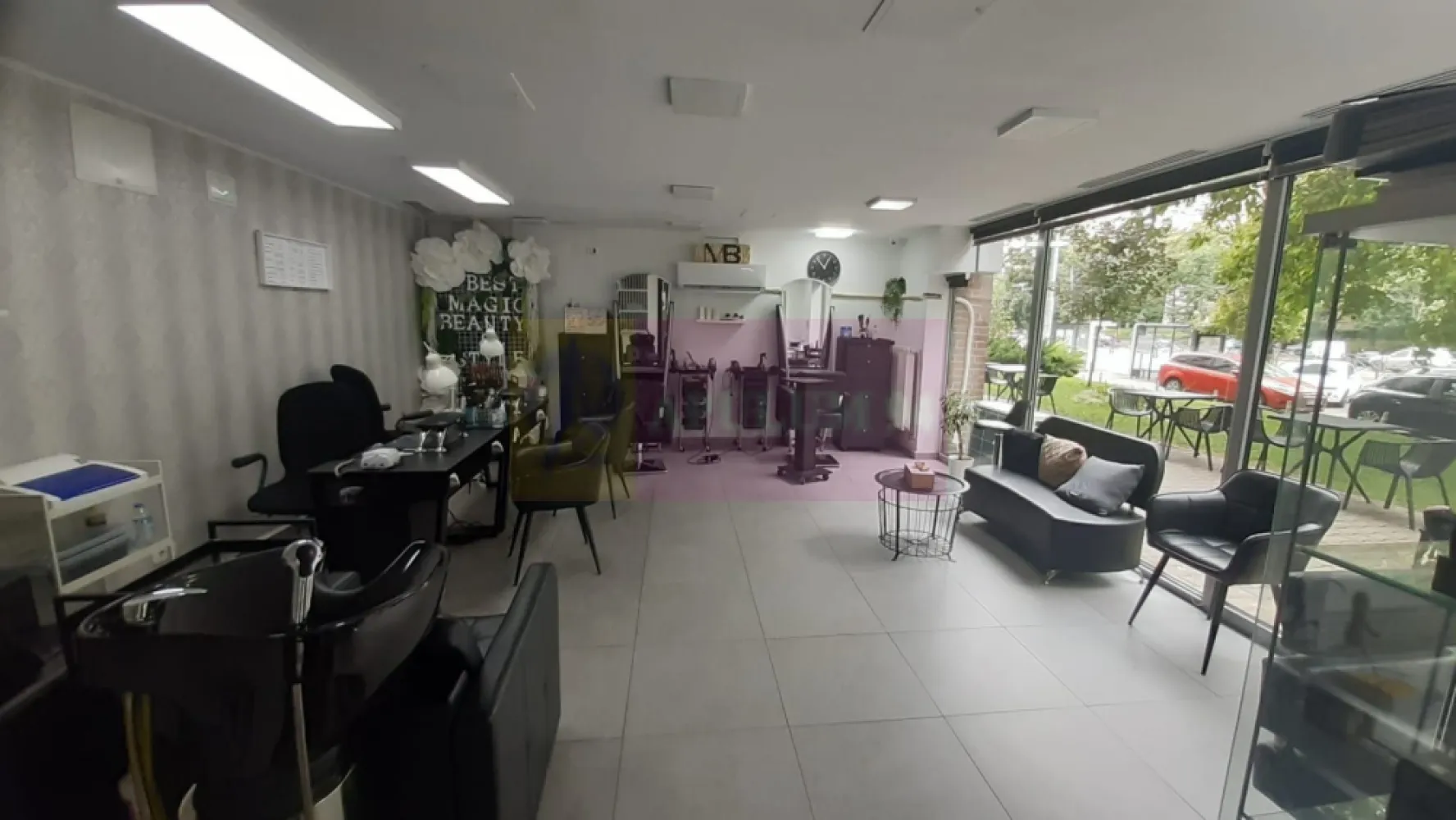 Spatiu Comercial Stradal Șoseaua Colentina zona Teiul Doamnei Suveica - Vă ofer posibilitatea de a închiria un spațiu bine amplasat pretabil pentru diverse activități economice. Spațiul se află într-un ansamblu rezidențial nou situat pe Șoseaua Colentina la mică distanță de intersecția străzii Teiul Doamnei cu Șoseaua Colentina, la o stație de Piața Obor și la mai puțin de 500 ml de Șoseaua Fundeni - Parcul Plumbuita. Avem deci acces facil atât spre zona Ultracentrală cât și spre zone de aprovizionare de tip Voluntari-Afumați sau spre zonele de birouri din zona Aviației-Pipera. Spațiul este dispus pe două nivele, parter și etaj (mezanin/supantă) și are o configurație ce ajută la desfășurarea simultană a mai multor activități, astfel avem la parter două zone open space ce beneficiază și de un grup sanitar iar la etaj avem 5 încăperi ce pot fi folosite atât pentru diferite activități, încăperi deservite de 2 grupuri sanitare de o zonă de tip vestiar (prevăzut cu duș) și de alte două zone de depozitare. Spațiul beneficiază de utilități, este liber și se poate preda rapid. Vitrina are o expunere stradală între 9 și 10 metri liniari, traficul pietonal este moderat iar cel auto este intens, sunt posibilități de parcare în proximitatea spațiului. Vă aștept cu drag la o locație care să vă ajute să vă creșteți o afacere de succes. Se dorește chiria achitată în avans pe o lună de zile și o garanție de bună păstrare a imobilului de 3000 de euro. Comisionul agenției este de 50%+TVA din chiria aferentă unei luni și la vizionare se semnează formularul agenției. Pentru mai multe detalii și programarea de vizionări nu ezitați să mă contactați, Daniel Apulum94.

Ansamblu Rezidențial