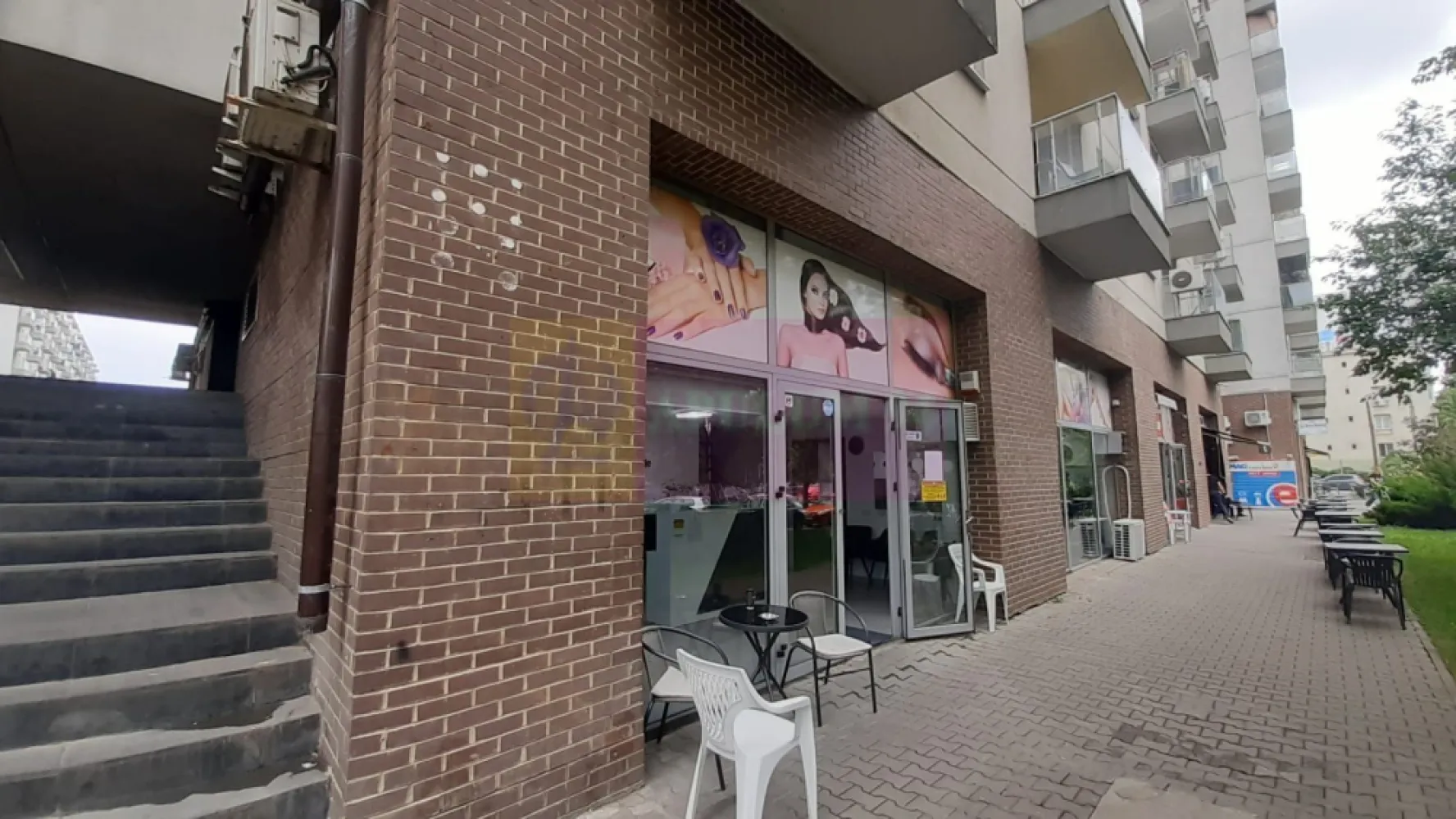 Spatiu Comercial Stradal Șoseaua Colentina zona Teiul Doamnei Suveica - Vă ofer posibilitatea de a închiria un spațiu bine amplasat pretabil pentru diverse activități economice. Spațiul se află într-un ansamblu rezidențial nou situat pe Șoseaua Colentina la mică distanță de intersecția străzii Teiul Doamnei cu Șoseaua Colentina, la o stație de Piața Obor și la mai puțin de 500 ml de Șoseaua Fundeni - Parcul Plumbuita. Avem deci acces facil atât spre zona Ultracentrală cât și spre zone de aprovizionare de tip Voluntari-Afumați sau spre zonele de birouri din zona Aviației-Pipera. Spațiul este dispus pe două nivele, parter și etaj (mezanin/supantă) și are o configurație ce ajută la desfășurarea simultană a mai multor activități, astfel avem la parter două zone open space ce beneficiază și de un grup sanitar iar la etaj avem 5 încăperi ce pot fi folosite atât pentru diferite activități, încăperi deservite de 2 grupuri sanitare de o zonă de tip vestiar (prevăzut cu duș) și de alte două zone de depozitare. Spațiul beneficiază de utilități, este liber și se poate preda rapid. Vitrina are o expunere stradală între 9 și 10 metri liniari, traficul pietonal este moderat iar cel auto este intens, sunt posibilități de parcare în proximitatea spațiului. Vă aștept cu drag la o locație care să vă ajute să vă creșteți o afacere de succes. Se dorește chiria achitată în avans pe o lună de zile și o garanție de bună păstrare a imobilului de 3000 de euro. Comisionul agenției este de 50%+TVA din chiria aferentă unei luni și la vizionare se semnează formularul agenției. Pentru mai multe detalii și programarea de vizionări nu ezitați să mă contactați, Daniel Apulum94.

Ansamblu Rezidențial