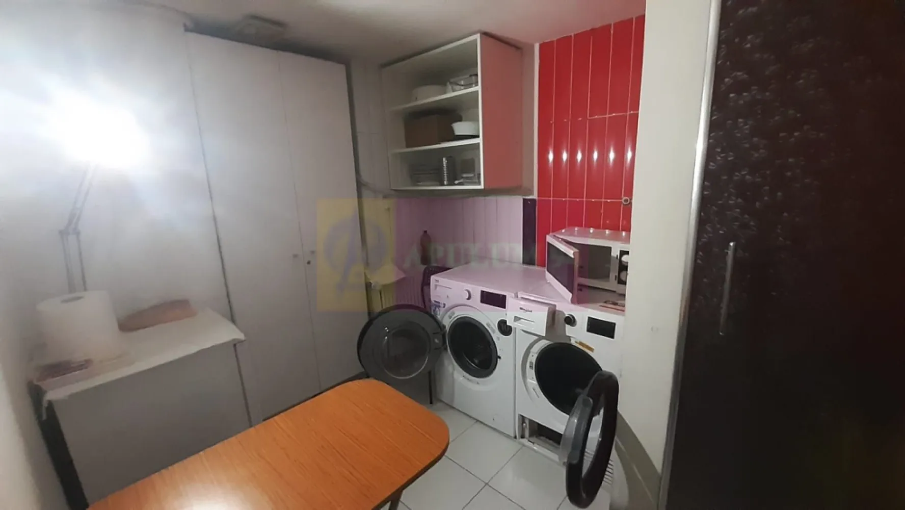 Spatiu Comercial Stradal Șoseaua Colentina zona Teiul Doamnei Suveica - Vă ofer posibilitatea de a închiria un spațiu bine amplasat pretabil pentru diverse activități economice. Spațiul se află într-un ansamblu rezidențial nou situat pe Șoseaua Colentina la mică distanță de intersecția străzii Teiul Doamnei cu Șoseaua Colentina, la o stație de Piața Obor și la mai puțin de 500 ml de Șoseaua Fundeni - Parcul Plumbuita. Avem deci acces facil atât spre zona Ultracentrală cât și spre zone de aprovizionare de tip Voluntari-Afumați sau spre zonele de birouri din zona Aviației-Pipera. Spațiul este dispus pe două nivele, parter și etaj (mezanin/supantă) și are o configurație ce ajută la desfășurarea simultană a mai multor activități, astfel avem la parter două zone open space ce beneficiază și de un grup sanitar iar la etaj avem 5 încăperi ce pot fi folosite atât pentru diferite activități, încăperi deservite de 2 grupuri sanitare de o zonă de tip vestiar (prevăzut cu duș) și de alte două zone de depozitare. Spațiul beneficiază de utilități, este liber și se poate preda rapid. Vitrina are o expunere stradală între 9 și 10 metri liniari, traficul pietonal este moderat iar cel auto este intens, sunt posibilități de parcare în proximitatea spațiului. Vă aștept cu drag la o locație care să vă ajute să vă creșteți o afacere de succes. Se dorește chiria achitată în avans pe o lună de zile și o garanție de bună păstrare a imobilului de 3000 de euro. Comisionul agenției este de 50%+TVA din chiria aferentă unei luni și la vizionare se semnează formularul agenției. Pentru mai multe detalii și programarea de vizionări nu ezitați să mă contactați, Daniel Apulum94.

Ansamblu Rezidențial