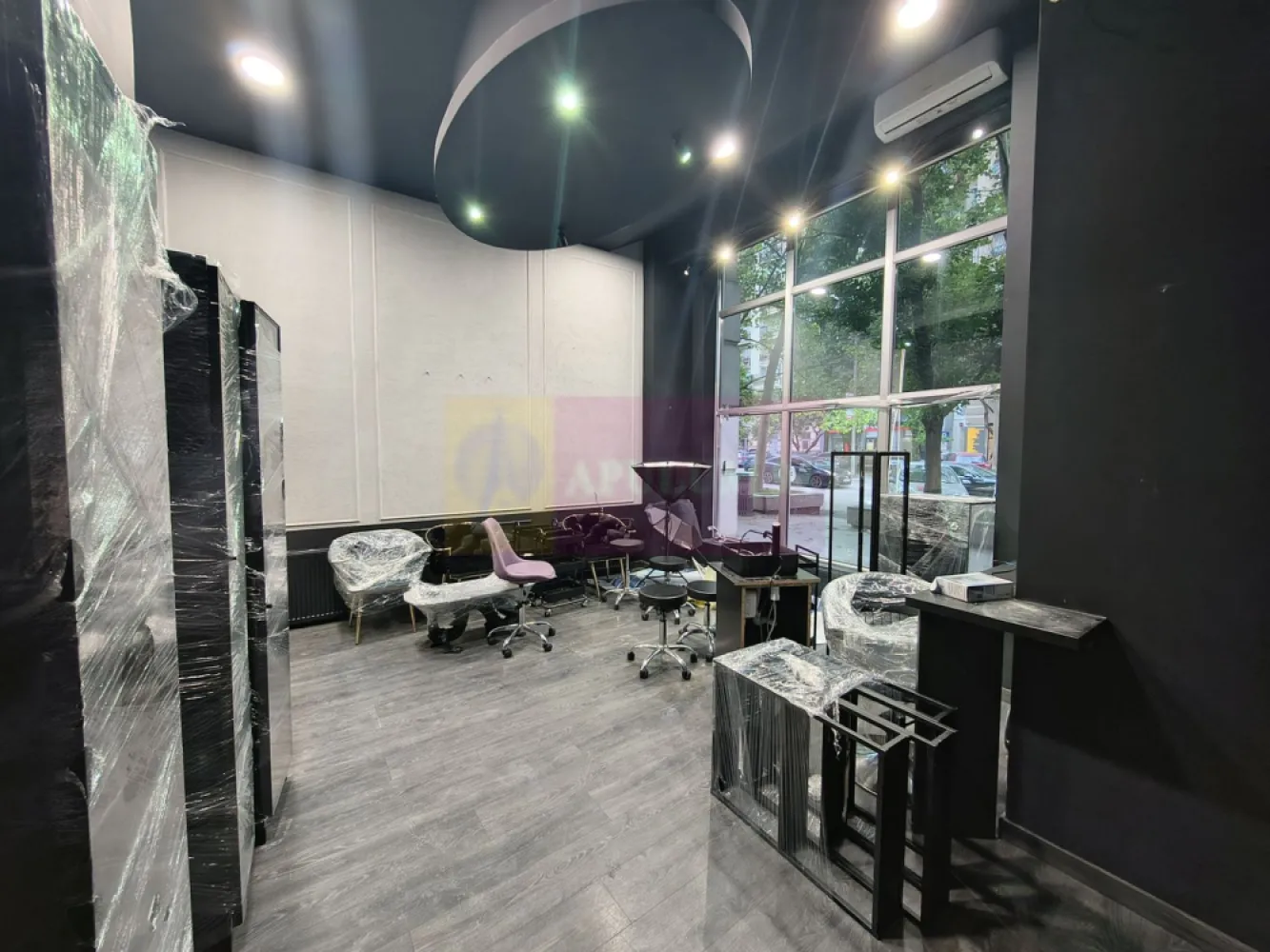 Spațiu zona Bulevardul Unirii - Zepter - Spațiu comercial disponibil pentru vânzare. Pretabil orice tip de activitate. Zona ultracentrala, birouri, banci, multinationale, trafic pietonal.Spatiu Comercial adiacent din Bulevardul Unirii, pe diagonala de Blocul Zepter. Spatiul este pe partea cu BCR, alături de Kuzini și înainte de reprezentanta Grawe Romania, chiar vav de Bosch Romania. In fata spatiului se poate parca in spic, deasemenea in curtea interioara din spate sunt rezervate 2 locuri de parcare pentru acces marfa. Spatiul dispune de centrala termica proprie, are doua cai de acces (accesul principal dinspre Bulevardul Unirii - Ion Pillat si din spate pe strada Turturelelor, intrarea de marfa). Compartimentarea este foarte placuta, sunt create 5 zone distincte, prima la care s-a lasat inaltimea de 5ml si s-a facut o frumoasa scafa cu lumini este partea de acces clienti, expozitie sau frontdesk, showroom de aproximativ 40 mp, a doua este cea care permite accesul din zona de primire marfa unde avem si panou electric cu o suprafata de aproximativ 30mp deasupra careia s-a preferat la renuntarea la inaltime si s-a creat o zona ideala pentru backoffice sau minisalon mai intim, aici avem tot spre 30mp, a patra zona este ce cu grupurile sanitare si bucataria unde regasim si centrala termica proprie, deasupra celei de a patra zone deasemenea s-a creat o supanta care are tot rol de backoffice foarte intim, aici avem o suprafata de aproximativ 13mp, practic spatiul ofera prin compartimentarea actuala in jur de 120-130 mp. Locația este perfectă pentru orice tip de activitate (birouri, showroom, coafor, barber shop, cofetărie, cafenea, cabinet medical, vinotecă, atelier de creație) fiind un spațiu ce oferă un plus la prestigiul și valoarea afacerii desfășurate aici. Daniel, Apulum94. Comisionul agenției este de 3+TVA din preț. La vizionare se semnează formularul agenției.