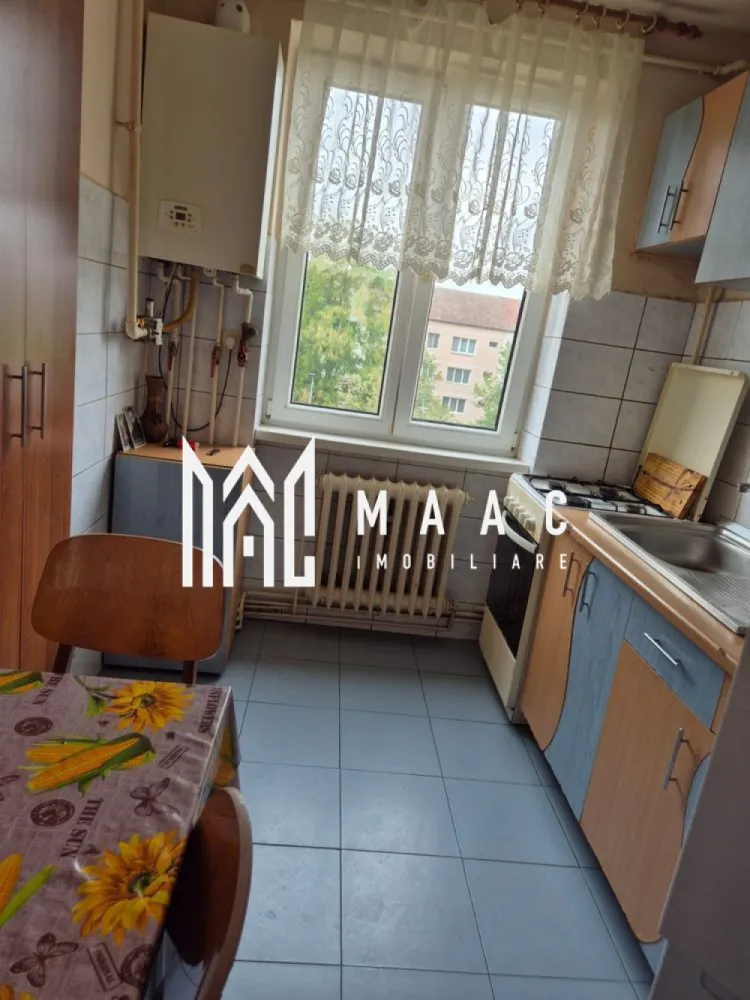 Apartament 4 camere | 80 mp | Zona Cedonia | - MAAC Imobiliare ofera spre închiriere un apartament cu 4 camere, situat la etajul 4 într-un imobil aflat în zona Cedonia. Situat într-un cartier liniștit, apartamentul oferă acces facil la mijloace de transport, școli, magazine și zone verzi. Compartimentare imobilului: - Hol de acces, sufragerie spațioasă cu acces la balcon, 3 dormitoare mobilate, o bucătărie utilată, o baie cu vană și geam pentru aerisire. Pentru mai multe detalii, va rugam specificati telefonic ID: CP2718582 }}
