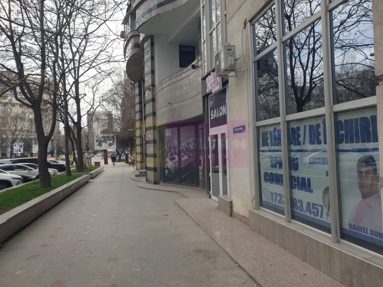 Spațiu zona Bulevardul Unirii - Zepter - Spațiu comercial disponibil pentru vânzare. Pretabil orice tip de activitate. Zona ultracentrala, birouri, banci, multinationale, trafic pietonal.Spatiu Comercial adiacent din Bulevardul Unirii, pe diagonala de Blocul Zepter. Spatiul este pe partea cu BCR, alături de Kuzini și înainte de reprezentanta Grawe Romania, chiar vav de Bosch Romania. In fata spatiului se poate parca in spic, deasemenea in curtea interioara din spate sunt rezervate 2 locuri de parcare pentru acces marfa. Spatiul dispune de centrala termica proprie, are doua cai de acces (accesul principal dinspre Bulevardul Unirii - Ion Pillat si din spate pe strada Turturelelor, intrarea de marfa). Compartimentarea este foarte placuta, sunt create 5 zone distincte, prima la care s-a lasat inaltimea de 5ml si s-a facut o frumoasa scafa cu lumini este partea de acces clienti, expozitie sau frontdesk, showroom de aproximativ 40 mp, a doua este cea care permite accesul din zona de primire marfa unde avem si panou electric cu o suprafata de aproximativ 30mp deasupra careia s-a preferat la renuntarea la inaltime si s-a creat o zona ideala pentru backoffice sau minisalon mai intim, aici avem tot spre 30mp, a patra zona este ce cu grupurile sanitare si bucataria unde regasim si centrala termica proprie, deasupra celei de a patra zone deasemenea s-a creat o supanta care are tot rol de backoffice foarte intim, aici avem o suprafata de aproximativ 13mp, practic spatiul ofera prin compartimentarea actuala in jur de 120-130 mp. Locația este perfectă pentru orice tip de activitate (birouri, showroom, coafor, barber shop, cofetărie, cafenea, cabinet medical, vinotecă, atelier de creație) fiind un spațiu ce oferă un plus la prestigiul și valoarea afacerii desfășurate aici. Daniel, Apulum94. Comisionul agenției este de 3+TVA din preț. La vizionare se semnează formularul agenției.